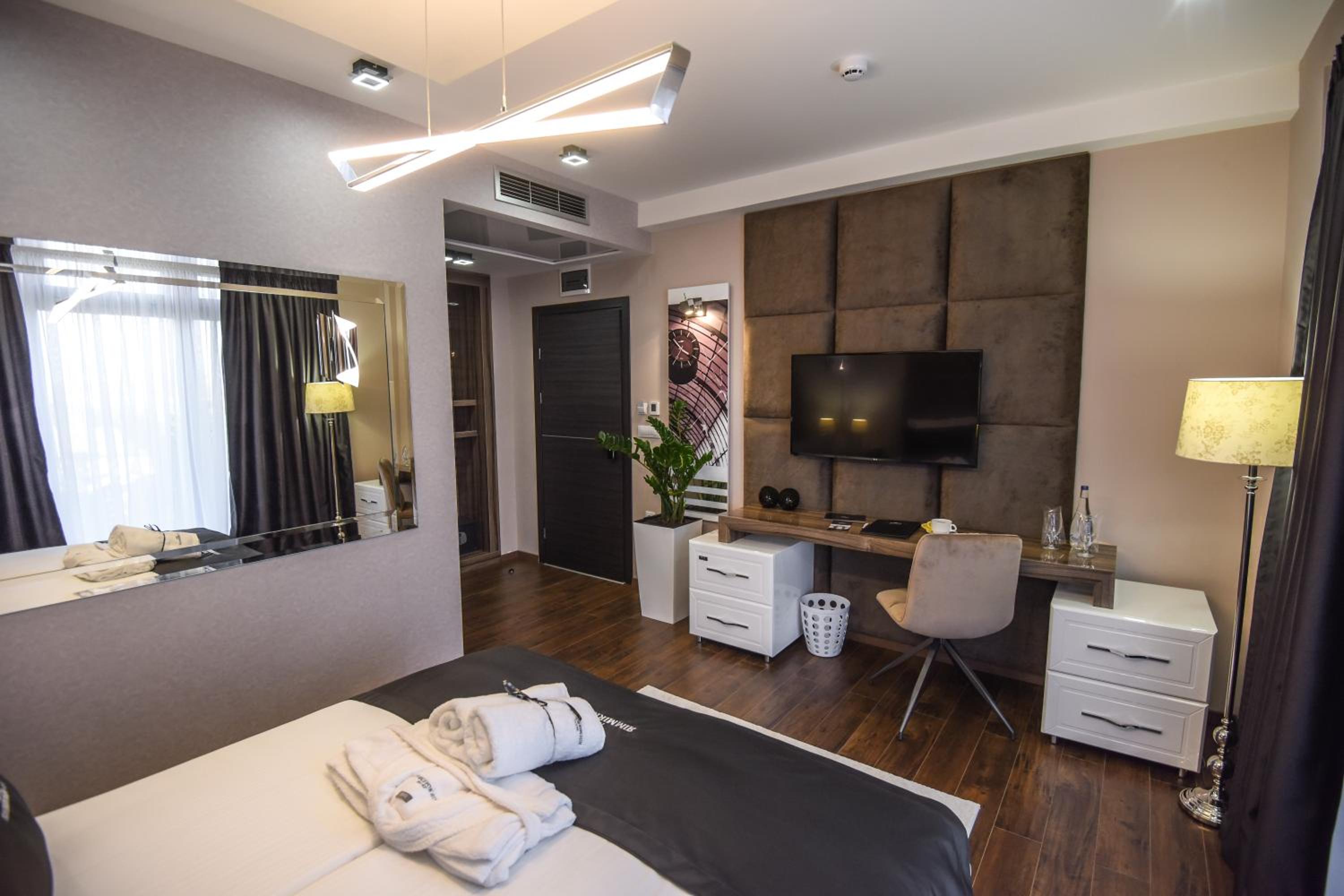 Standard Double Room - Free Airport Shuttle - Photo 1