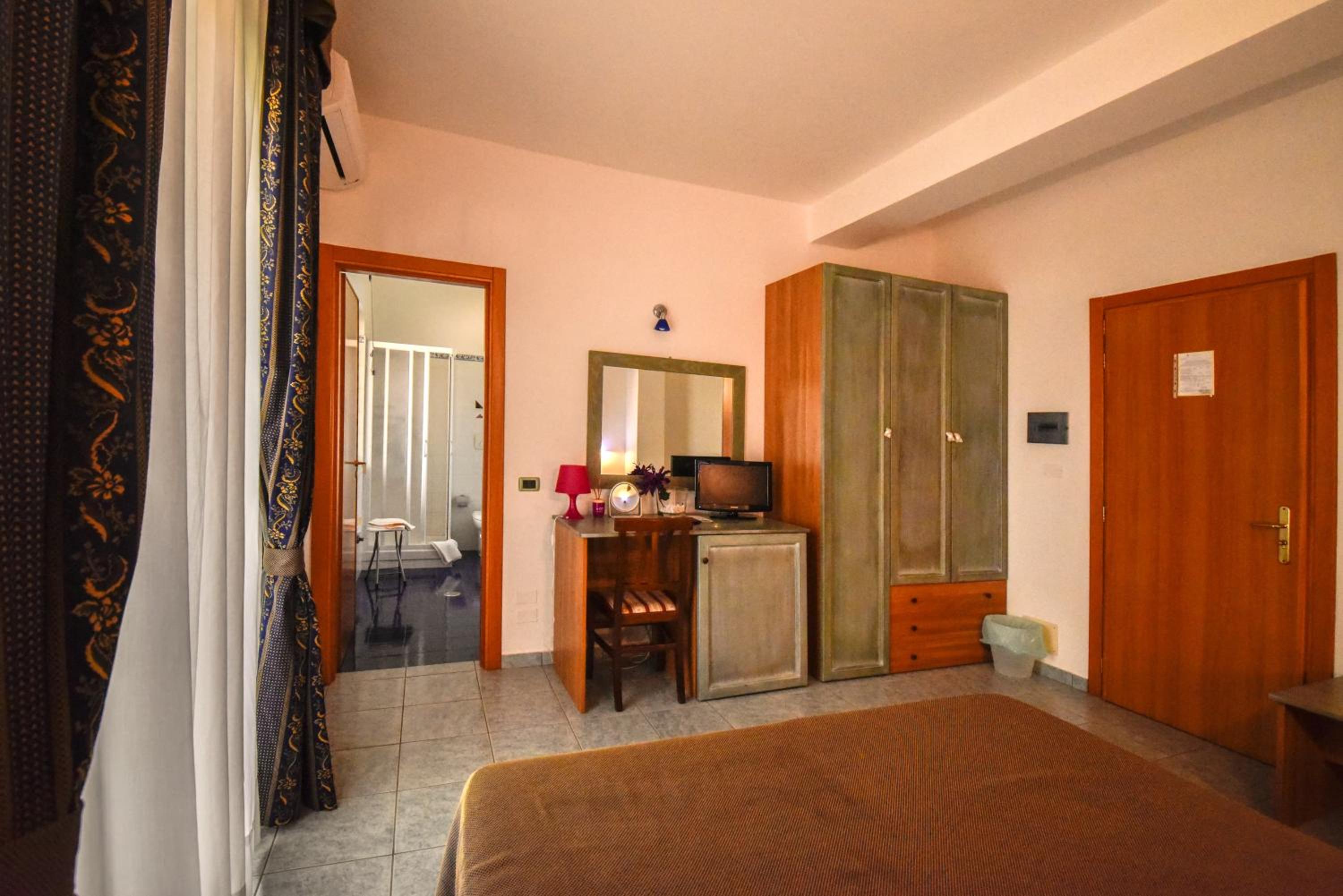 Double Room with lateral view Balcony photo 2