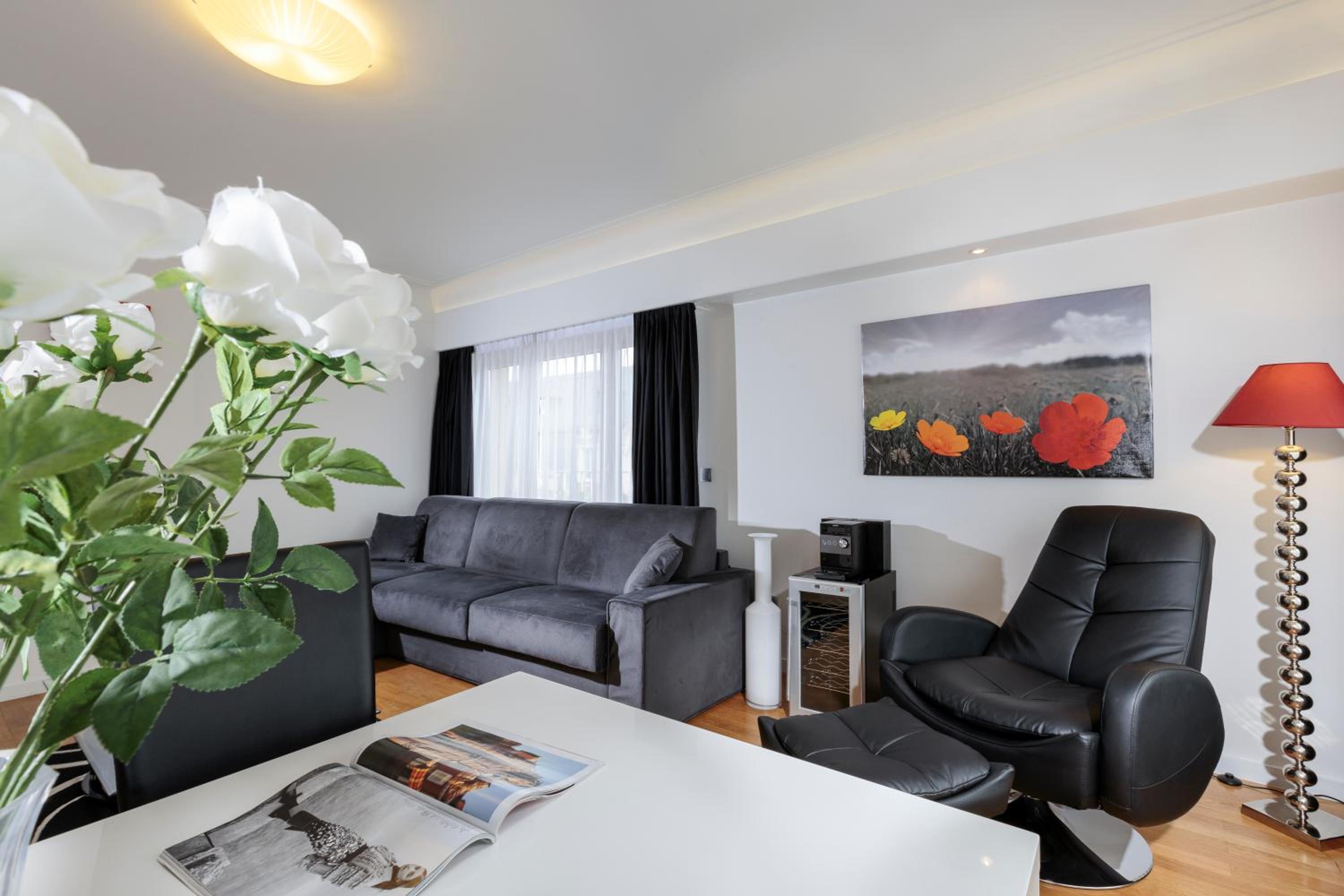 Deluxe One-Bedroom Apartment with Terrace