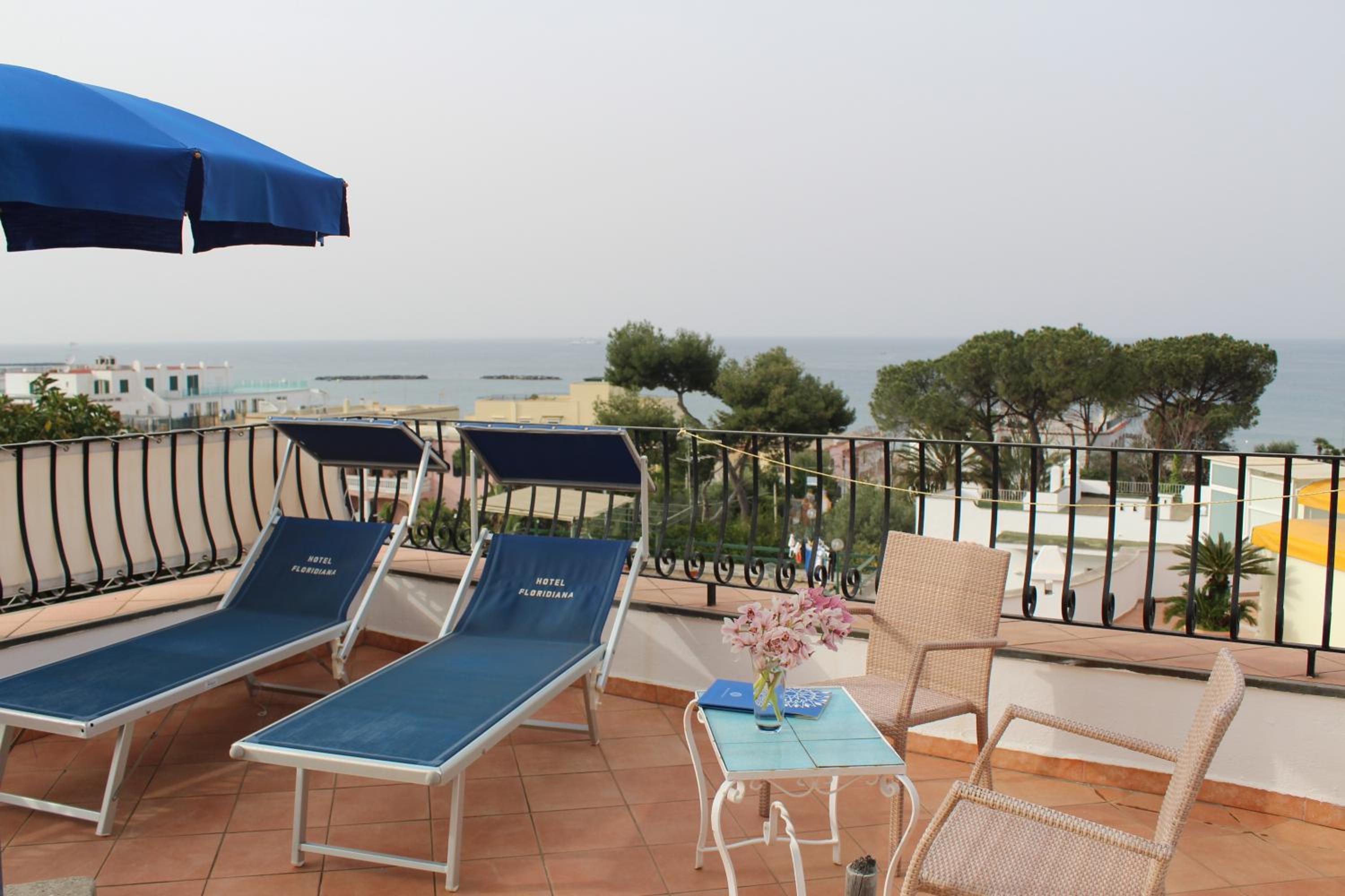 Junior Suite with Partial Sea View photo 2