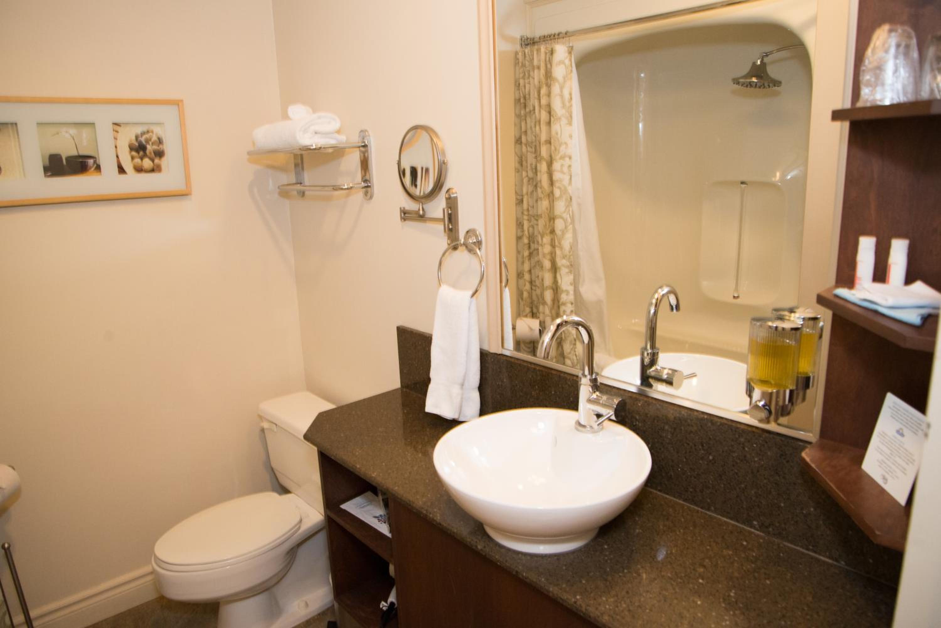Queen Room - Non-Smoking - Photo 3