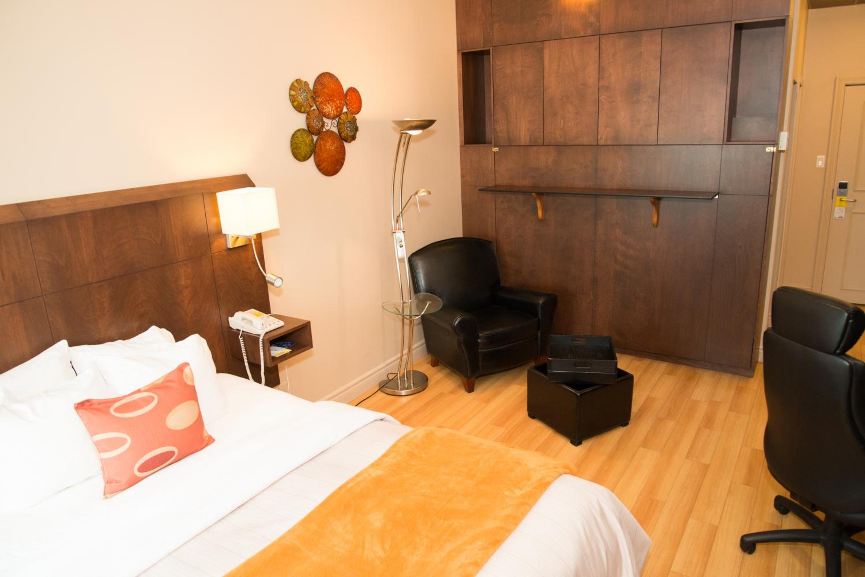 Queen Room - Non-Smoking - Photo 7