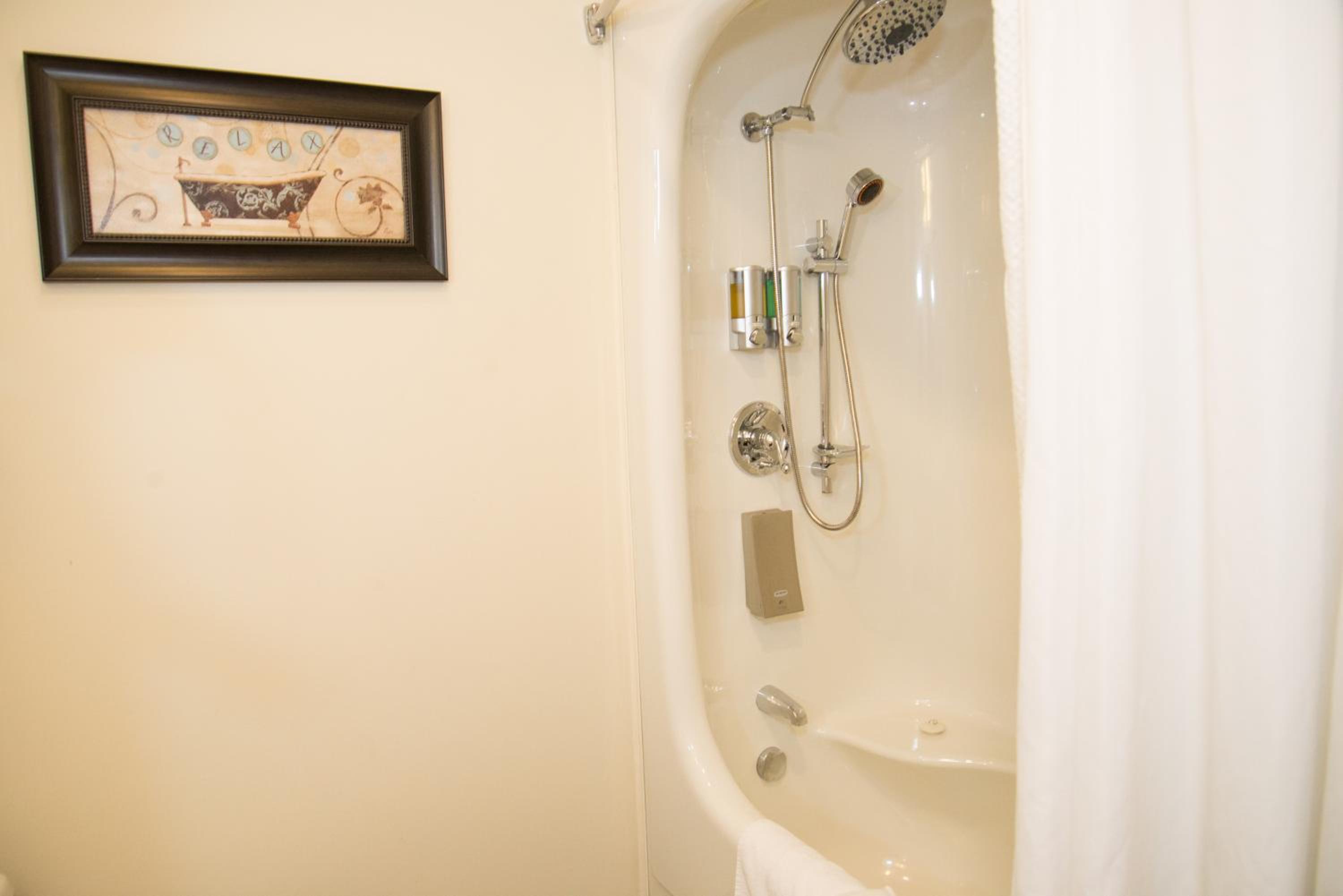 Queen Suite - Non-Smoking - Photo 4