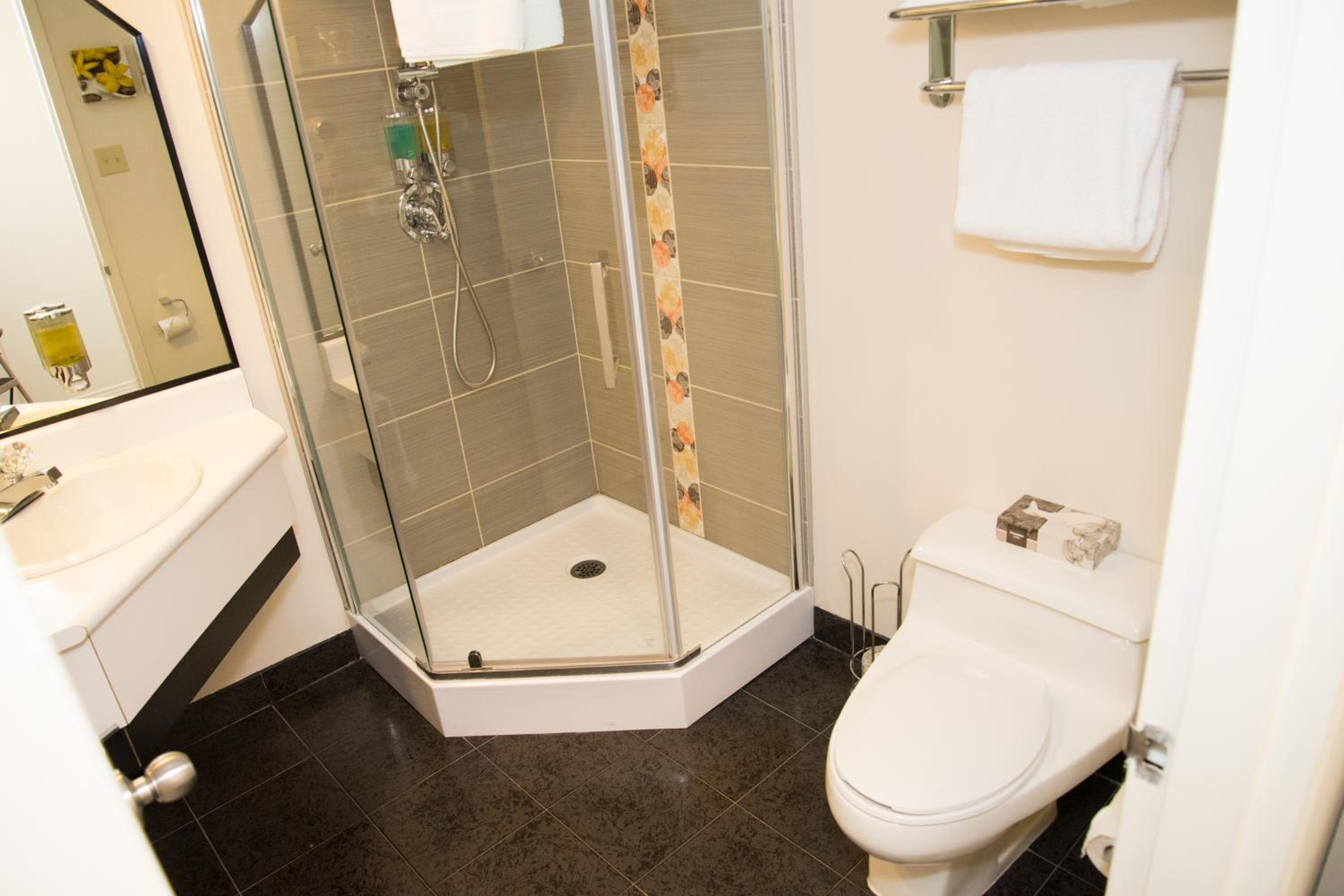 Deluxe Queen Suite - Non-Smoking - Photo 2