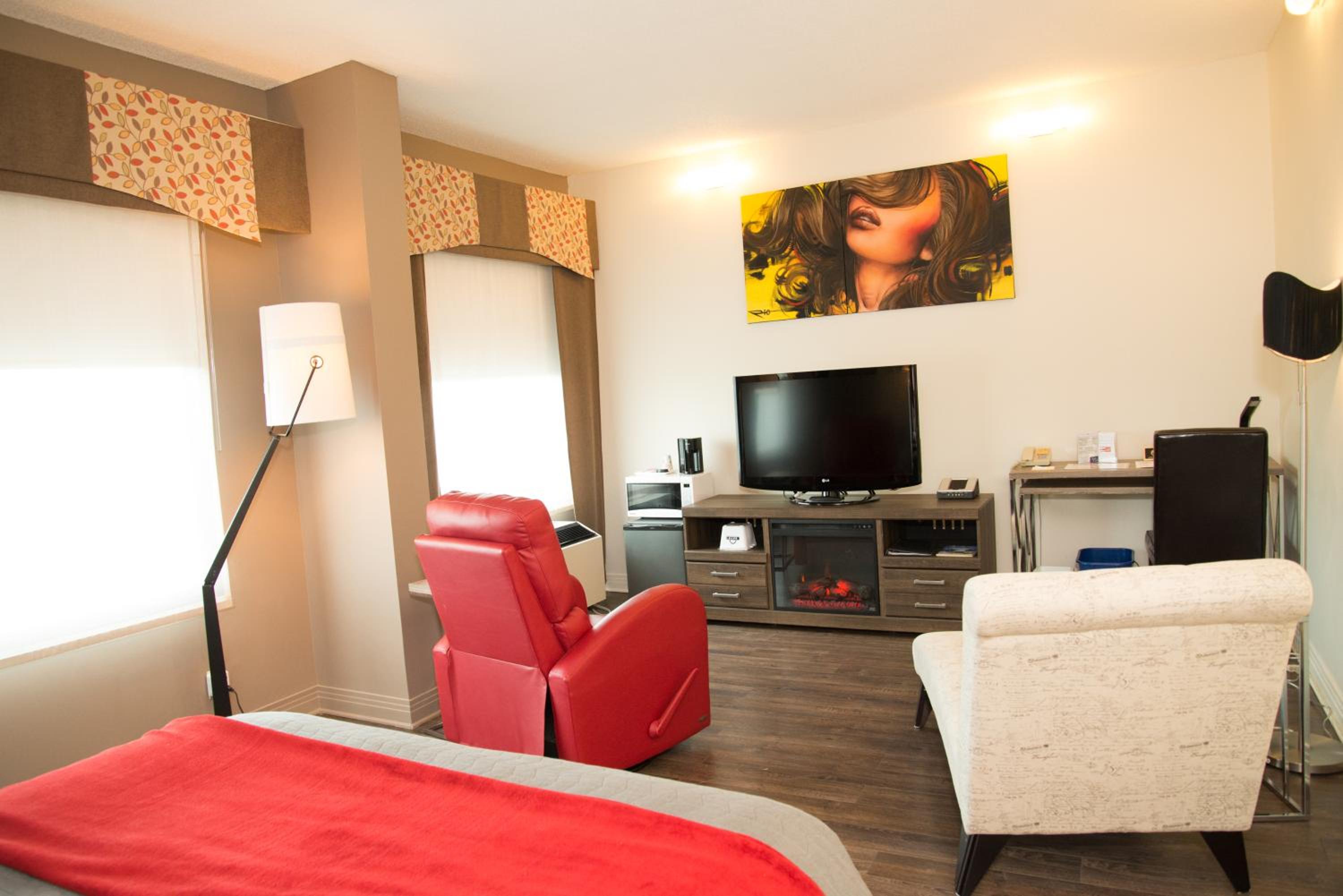 Deluxe Queen Suite - Non-Smoking - Photo 5