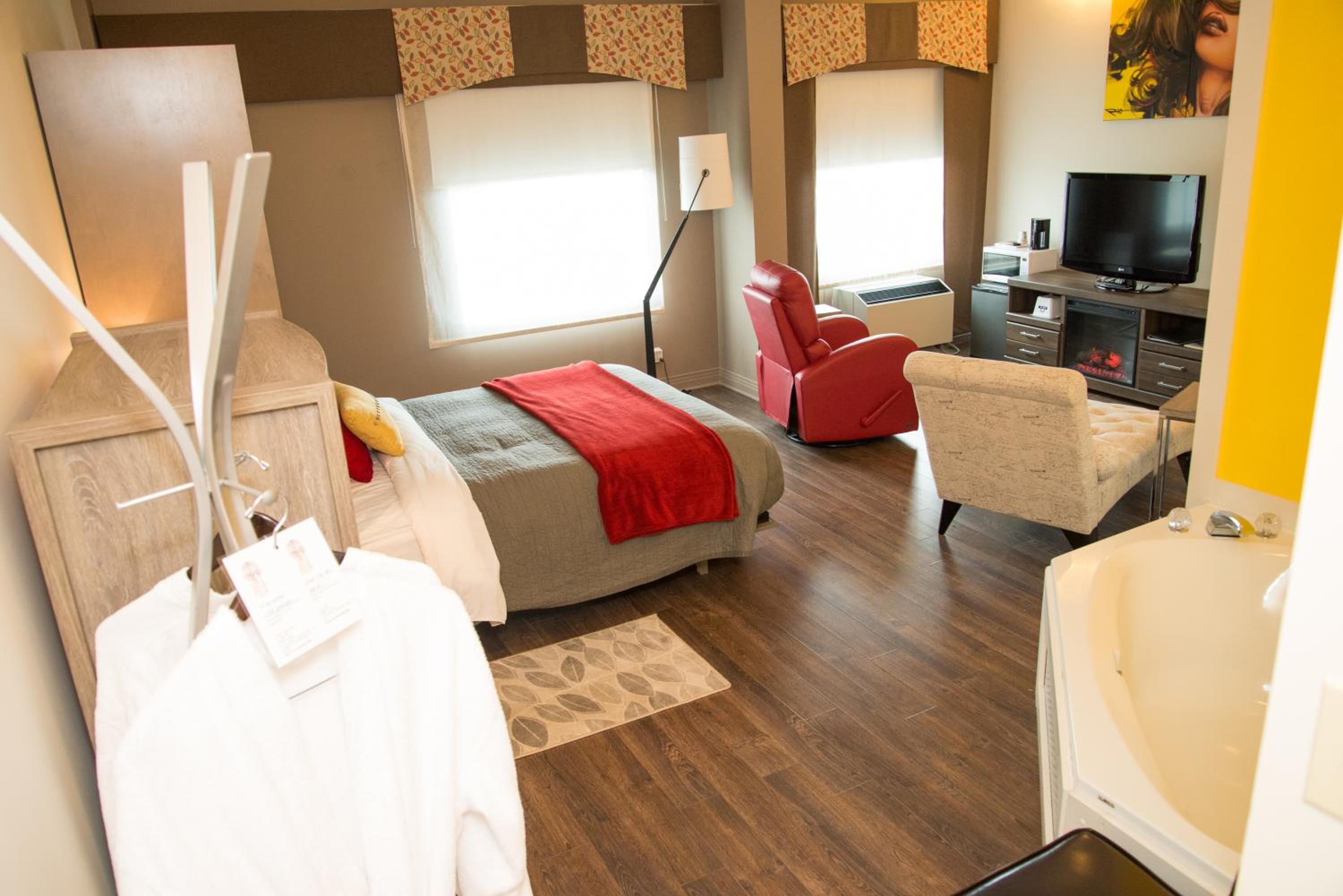 Deluxe Queen Suite - Non-Smoking - Photo 3