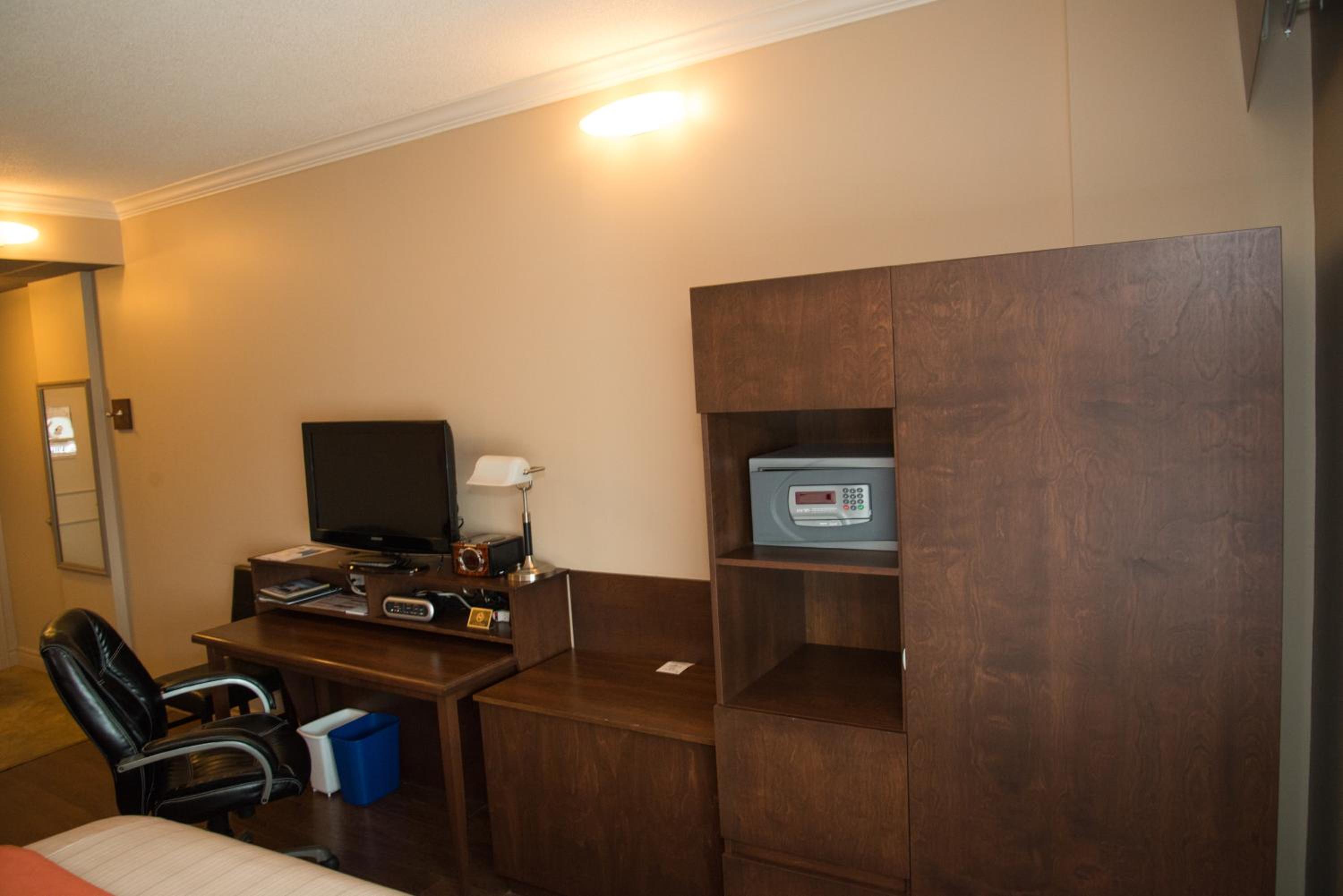 King Room - Non-Smoking - Photo 8