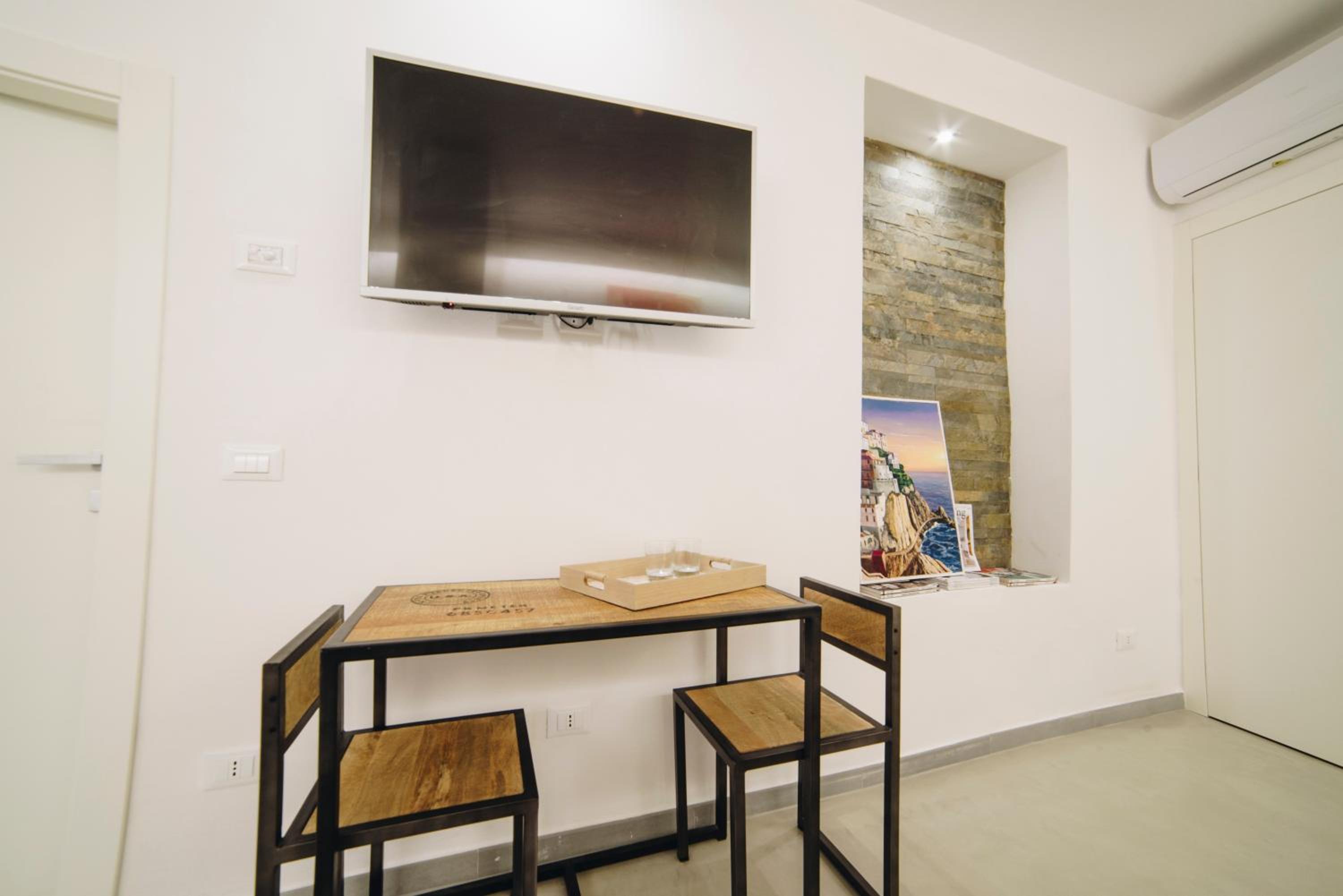 One-Bedroom Apartment (2 - 4 Adults) - Photo 4