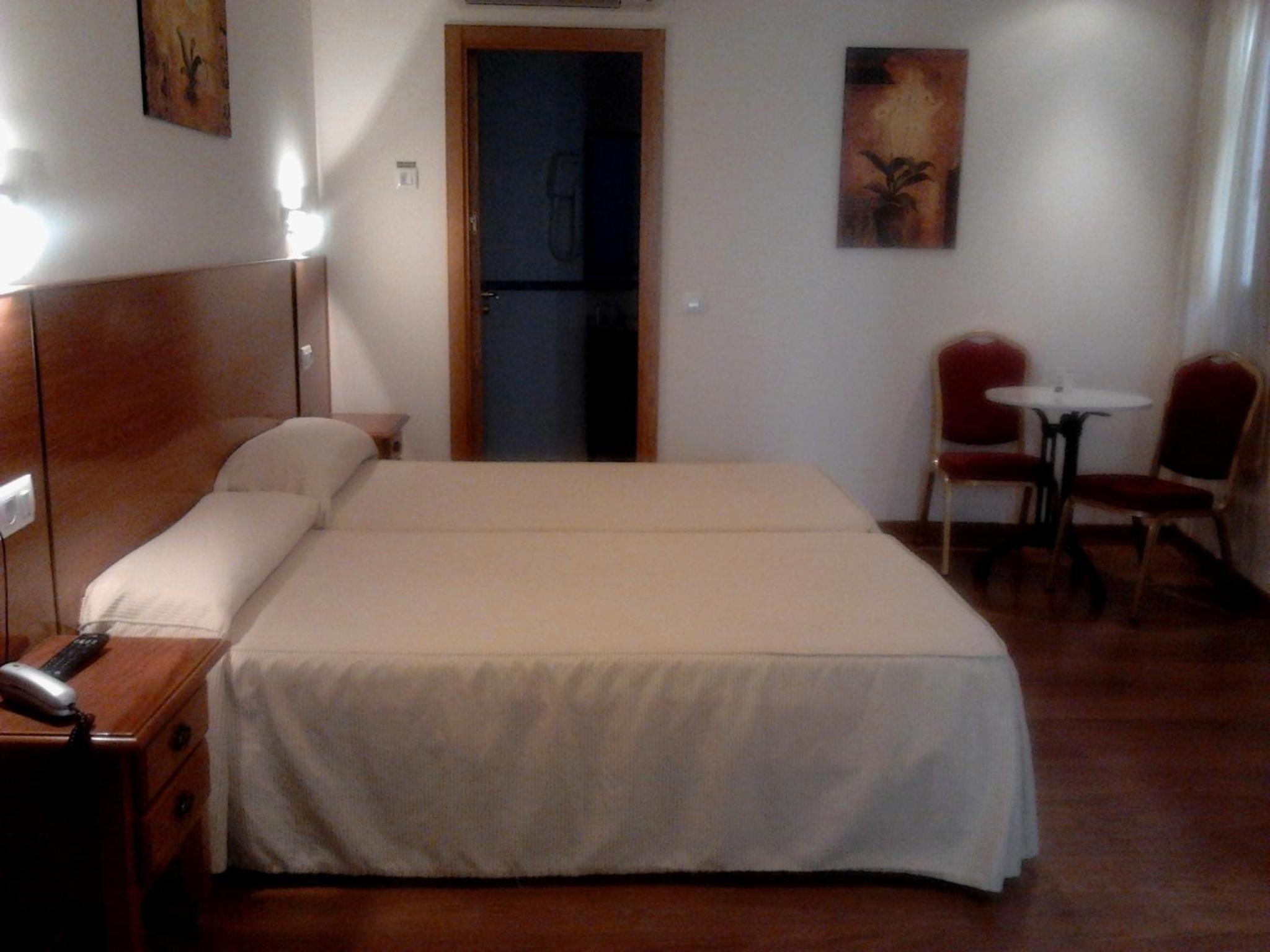 Twin Room with Extra Bed photo 3