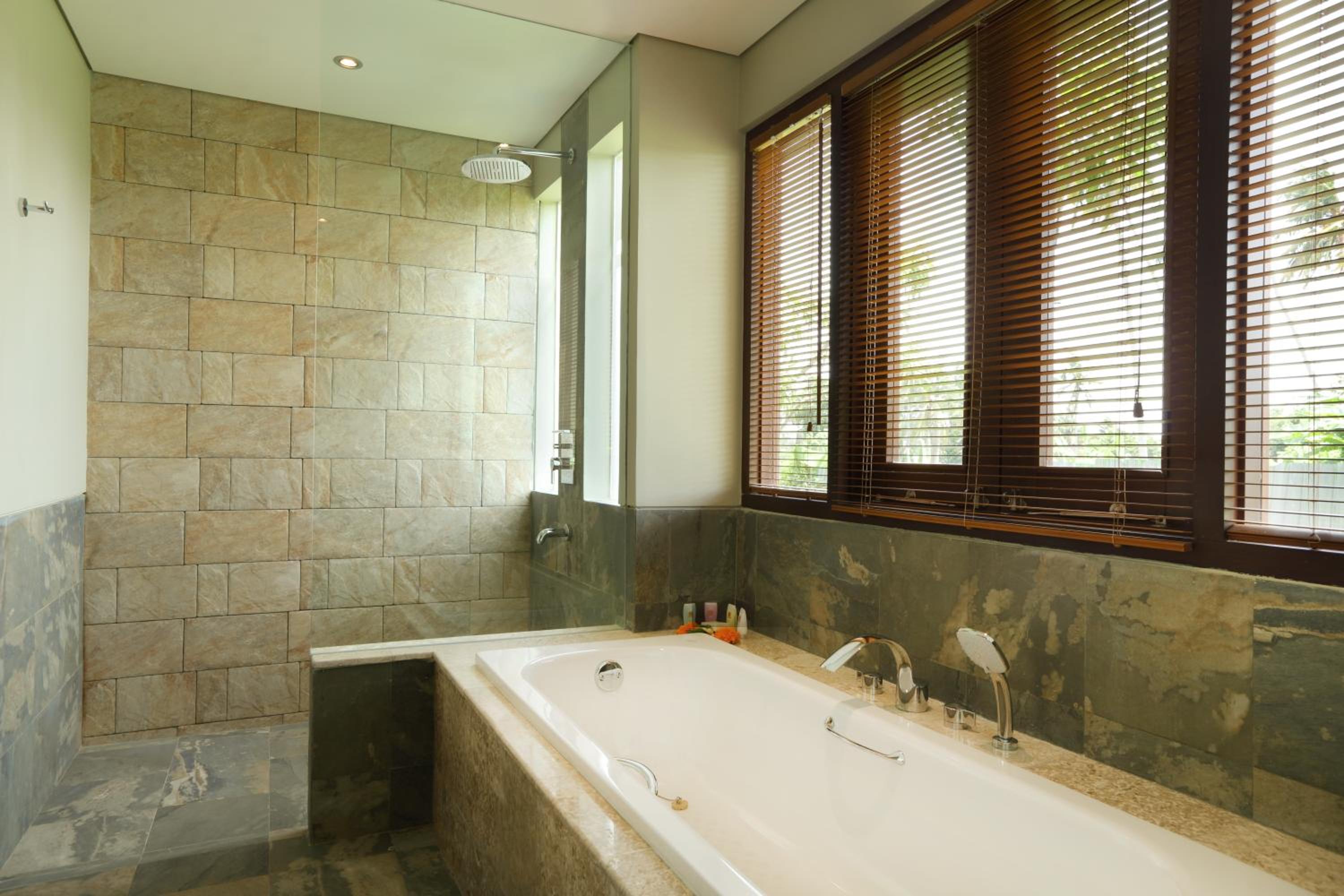Queen Junior Suite with Living Room and Bath Tub - Non-Smoking