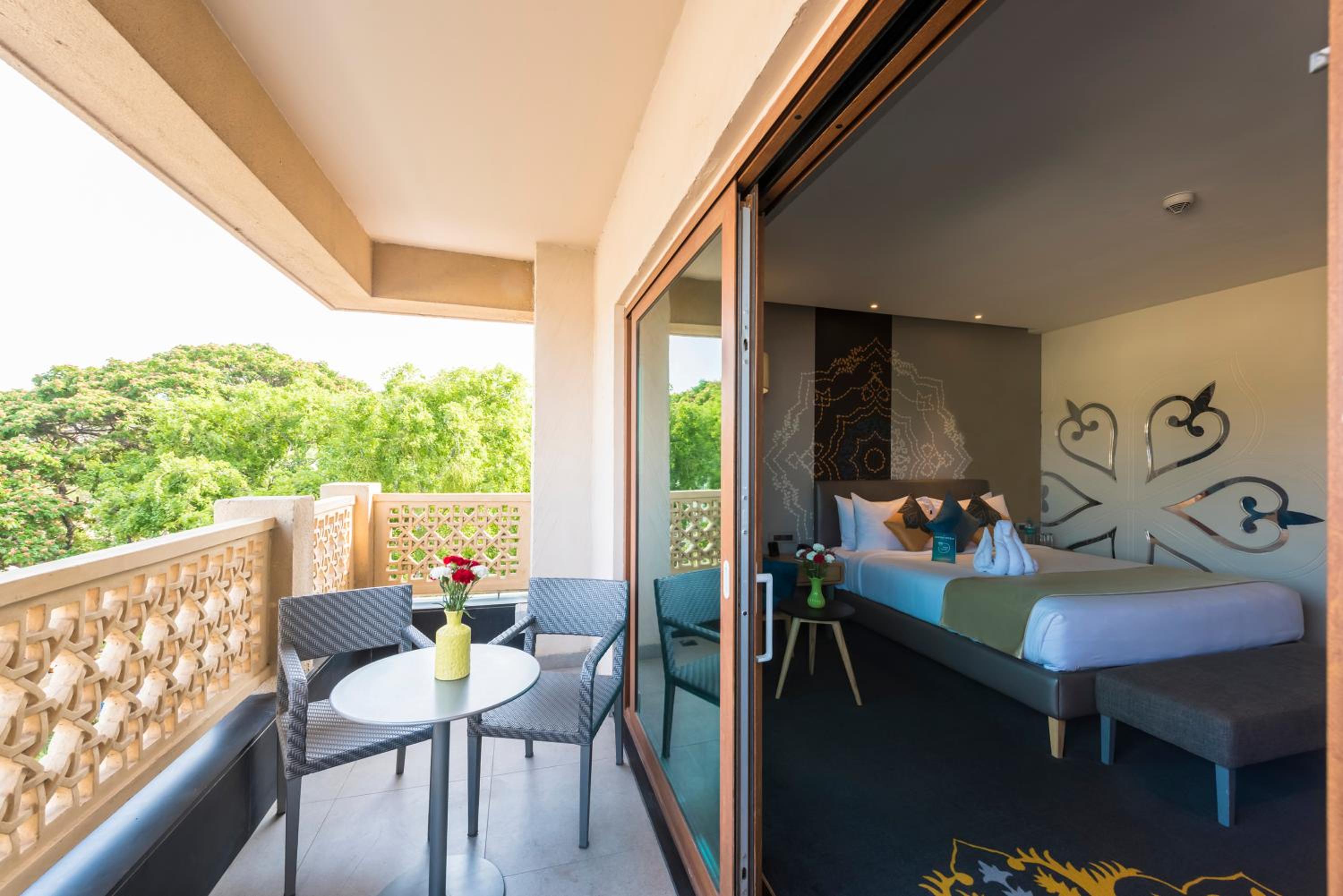 Studio Suite With Balcony with Complimentary Indian afternoon Tea @Alfresco  ,20% off on Food & Soft Beverage & SPA, Early Check-in & Late Check-out (Subject to Availability) and Happy Hours 1+1 on IMFL at Silk Bar/Galleria - Photo 4