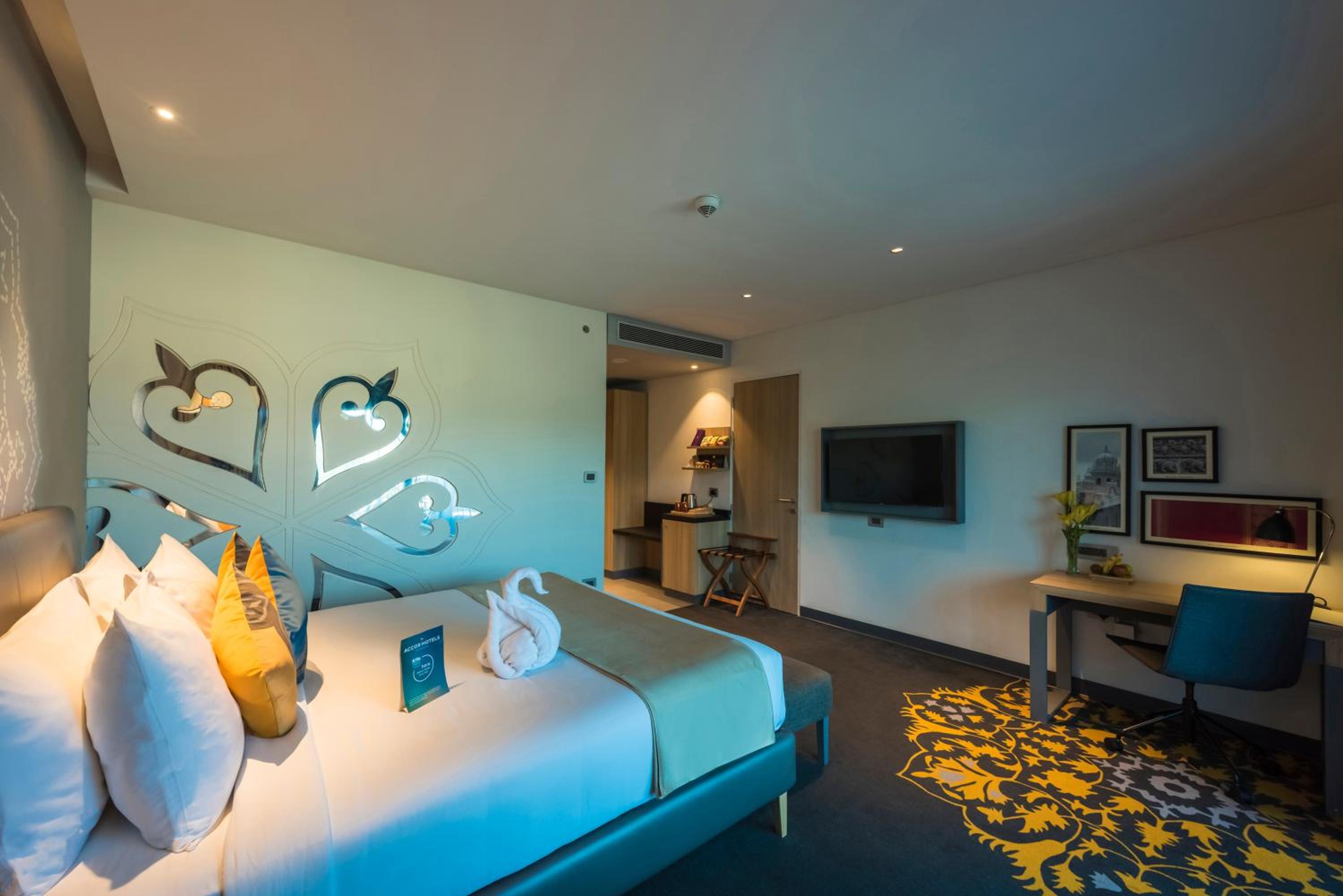 Studio Suite With Balcony with Complimentary Indian afternoon Tea @Alfresco  ,20% off on Food & Soft Beverage & SPA, Early Check-in & Late Check-out (Subject to Availability) and Happy Hours 1+1 on IMFL at Silk Bar/Galleria - Photo 1