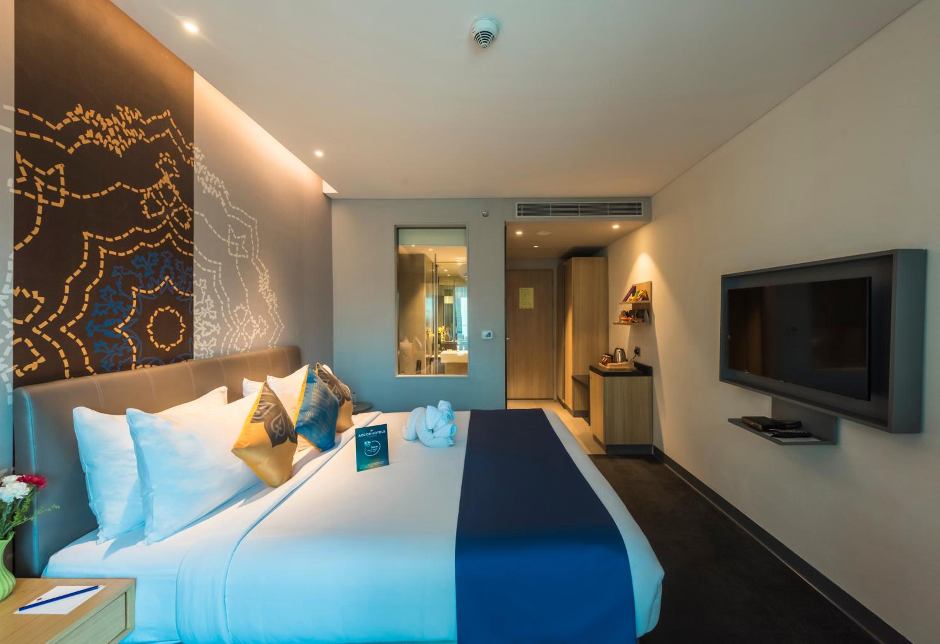 Deluxe king bed room with complimentary Indian afternoon Tea @Alfresco,20% off on Food & Soft Beverage & SPA,  Early Check-in & Late Check-out (Subject to Availability) and Happy Hours 1+1 on IMFL at Silk Bar/Galleria  - Photo 3
