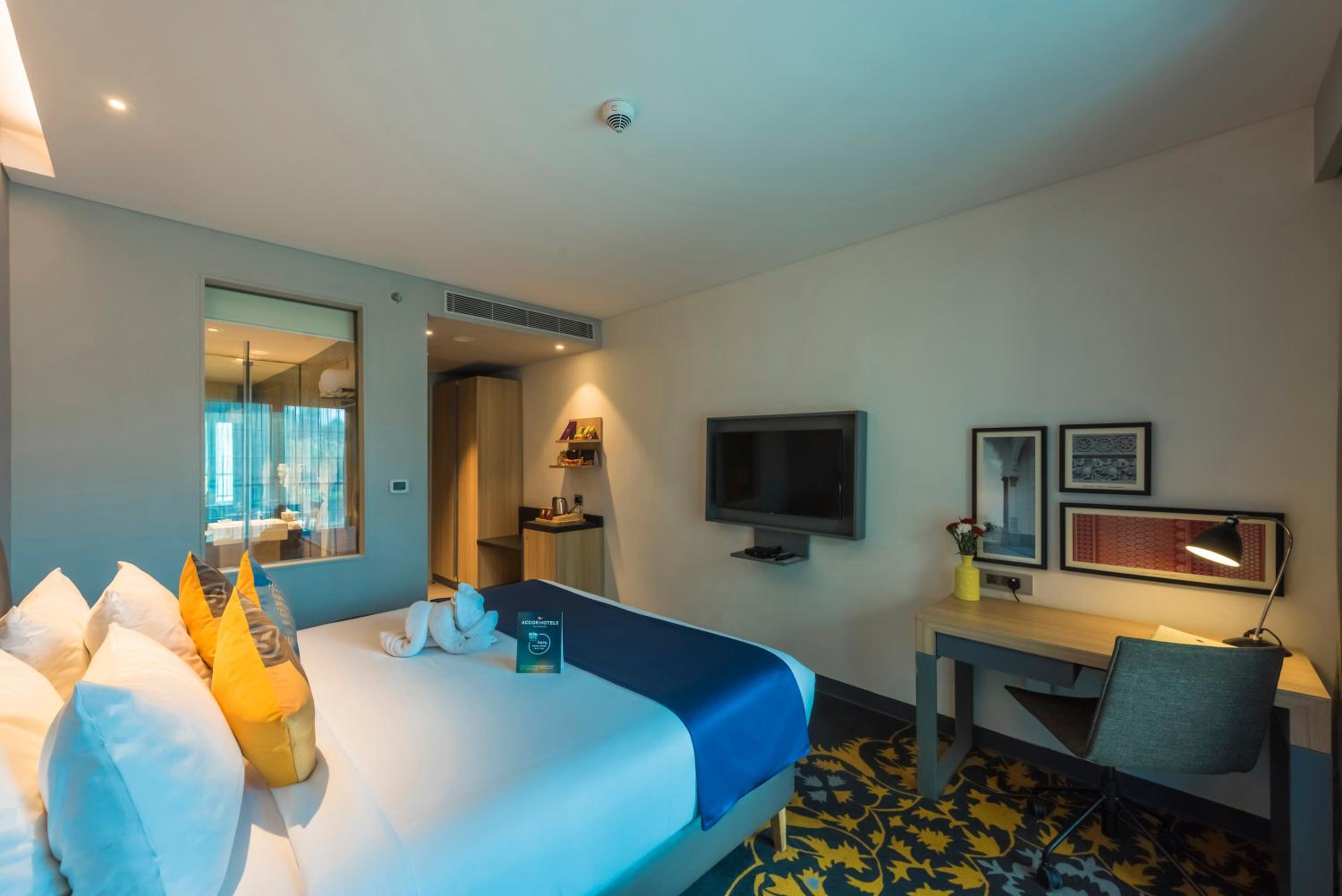 Premier room with Balcony with Complimentary Indian afternoon Tea @Alfresco , 20% off on Food & Soft Beverage & SPA, Early Check-in & Late Check-out (Subject to Availability) and Happy Hours 1+1 on IMFL at Silk Bar/Galleria - Photo 6