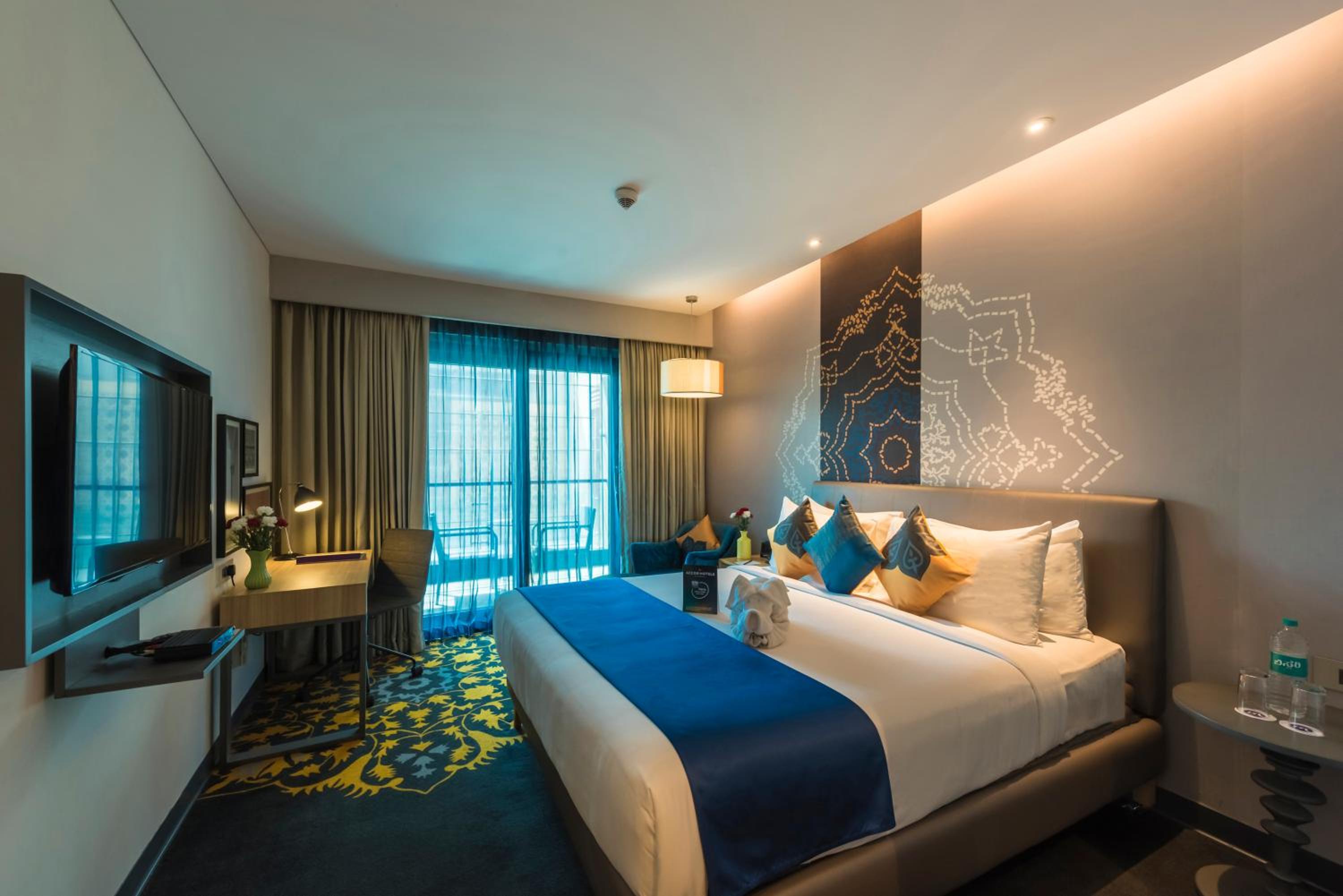 Premier room with Balcony with Complimentary Indian afternoon Tea @Alfresco , 20% off on Food & Soft Beverage & SPA, Early Check-in & Late Check-out (Subject to Availability) and Happy Hours 1+1 on IMFL at Silk Bar/Galleria - Photo 5