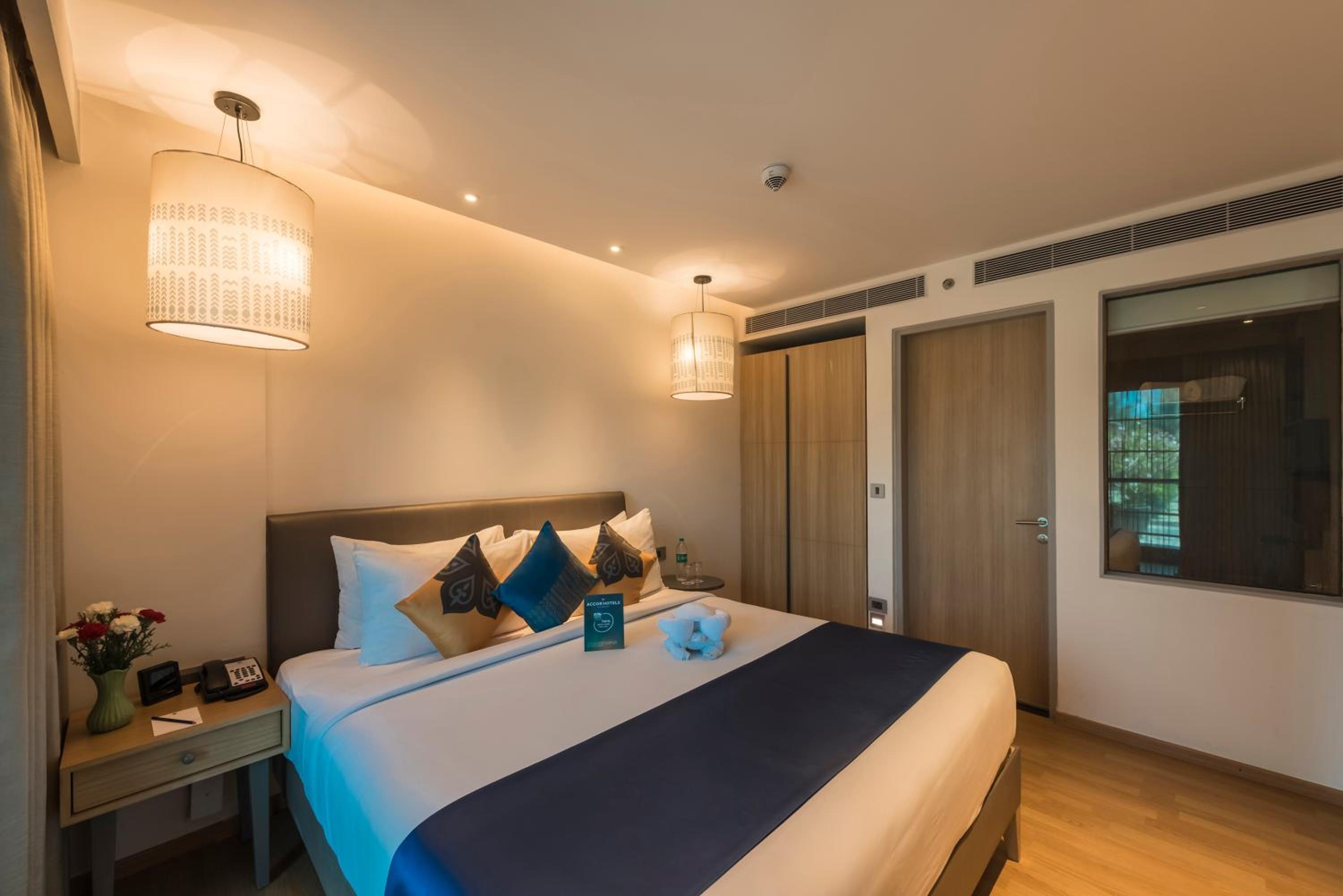 Premier room with Balcony with Complimentary Indian afternoon Tea @Alfresco , 20% off on Food & Soft Beverage & SPA, Early Check-in & Late Check-out (Subject to Availability) and Happy Hours 1+1 on IMFL at Silk Bar/Galleria - Photo 3