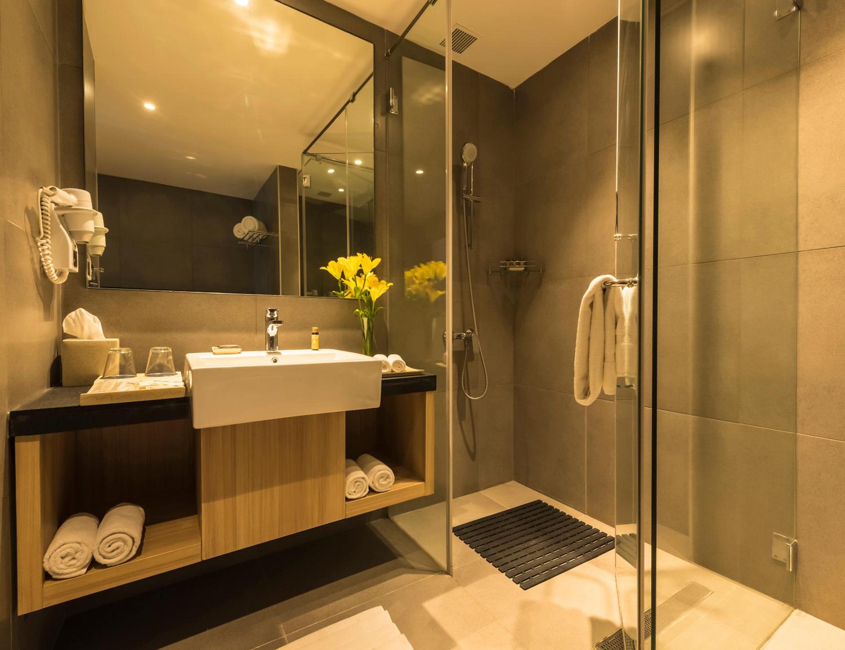 Deluxe king bed room with complimentary Indian afternoon Tea @Alfresco,20% off on Food & Soft Beverage & SPA,  Early Check-in & Late Check-out (Subject to Availability) and Happy Hours 1+1 on IMFL at Silk Bar/Galleria  - Photo 2