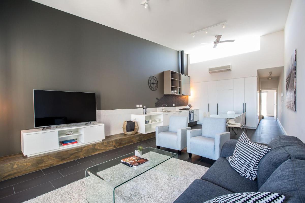 Apartment with Balcony photo 3