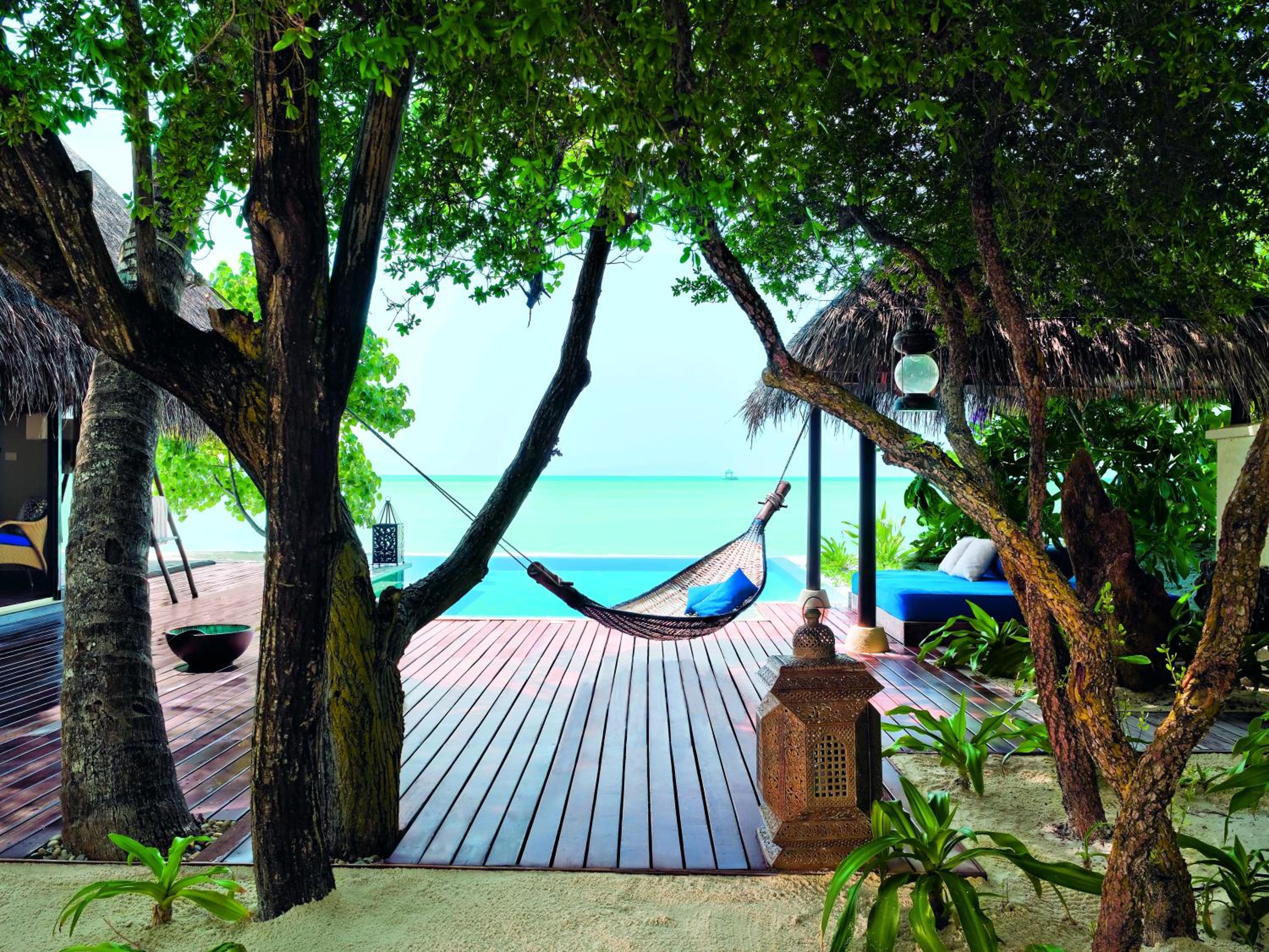 One Bedroom Sunset Beachfront Suite with Pool photo 3