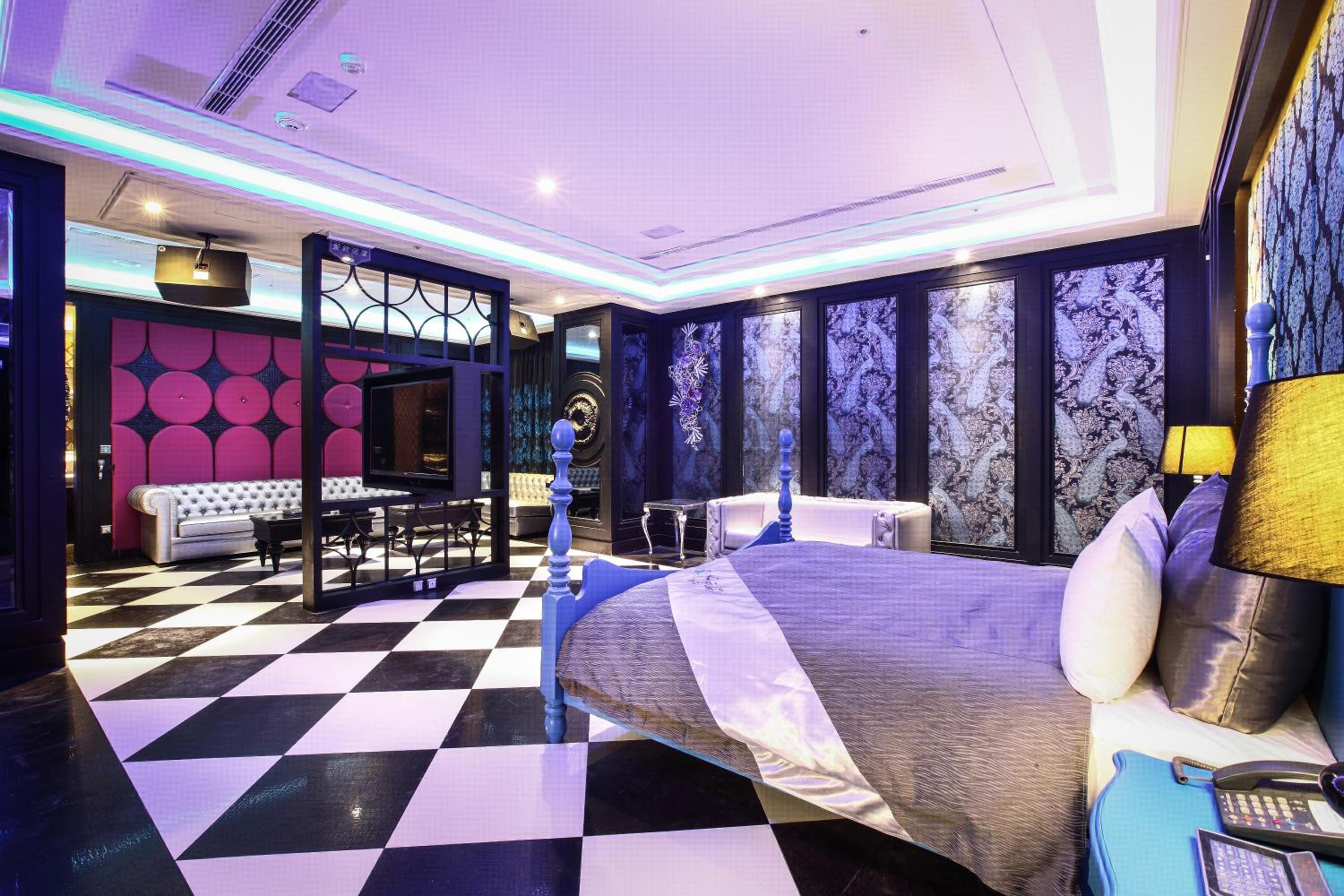 Room B with Private Garage (Check-in after 21:00)
