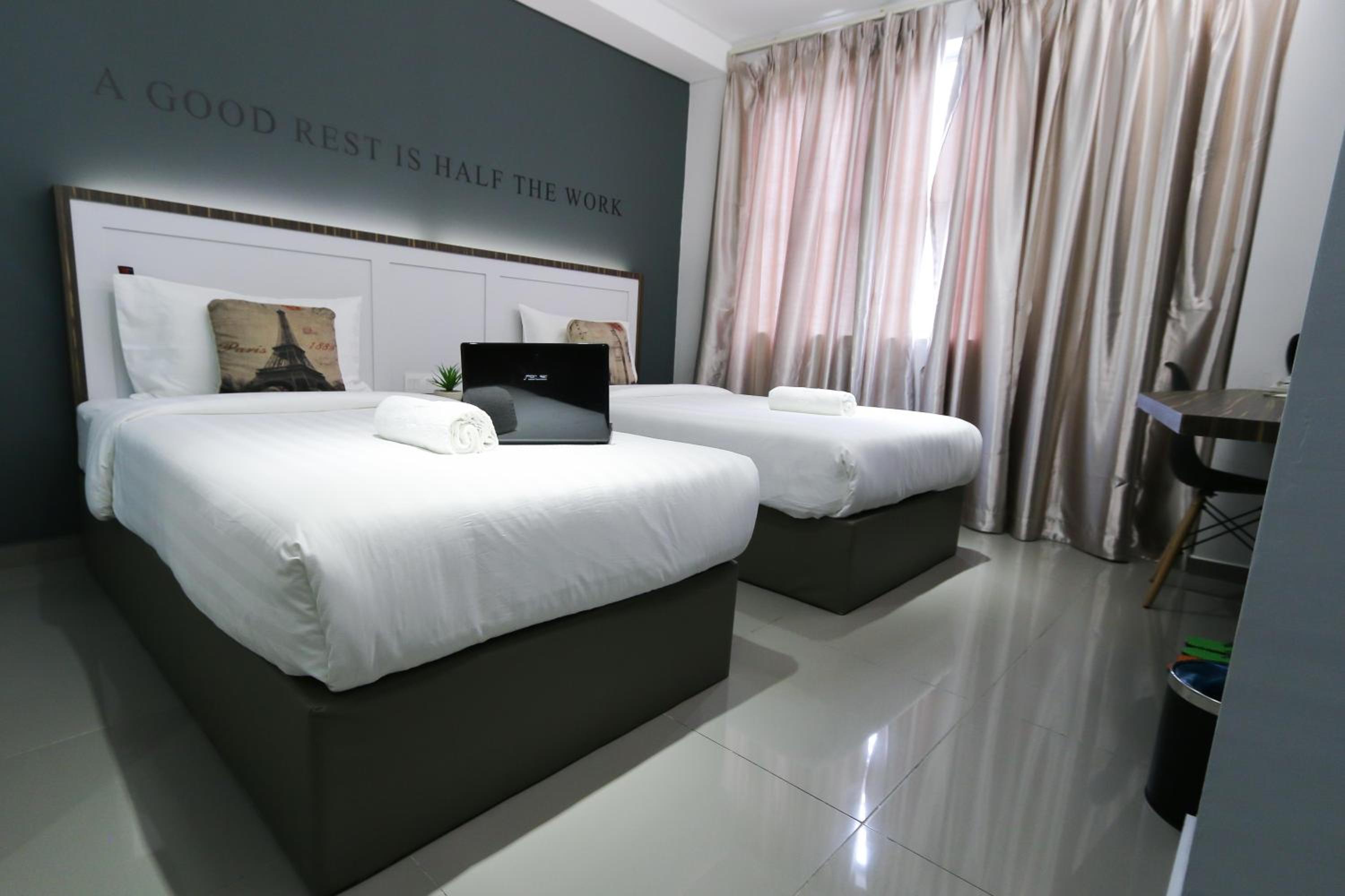 Deluxe Twin Room with Window