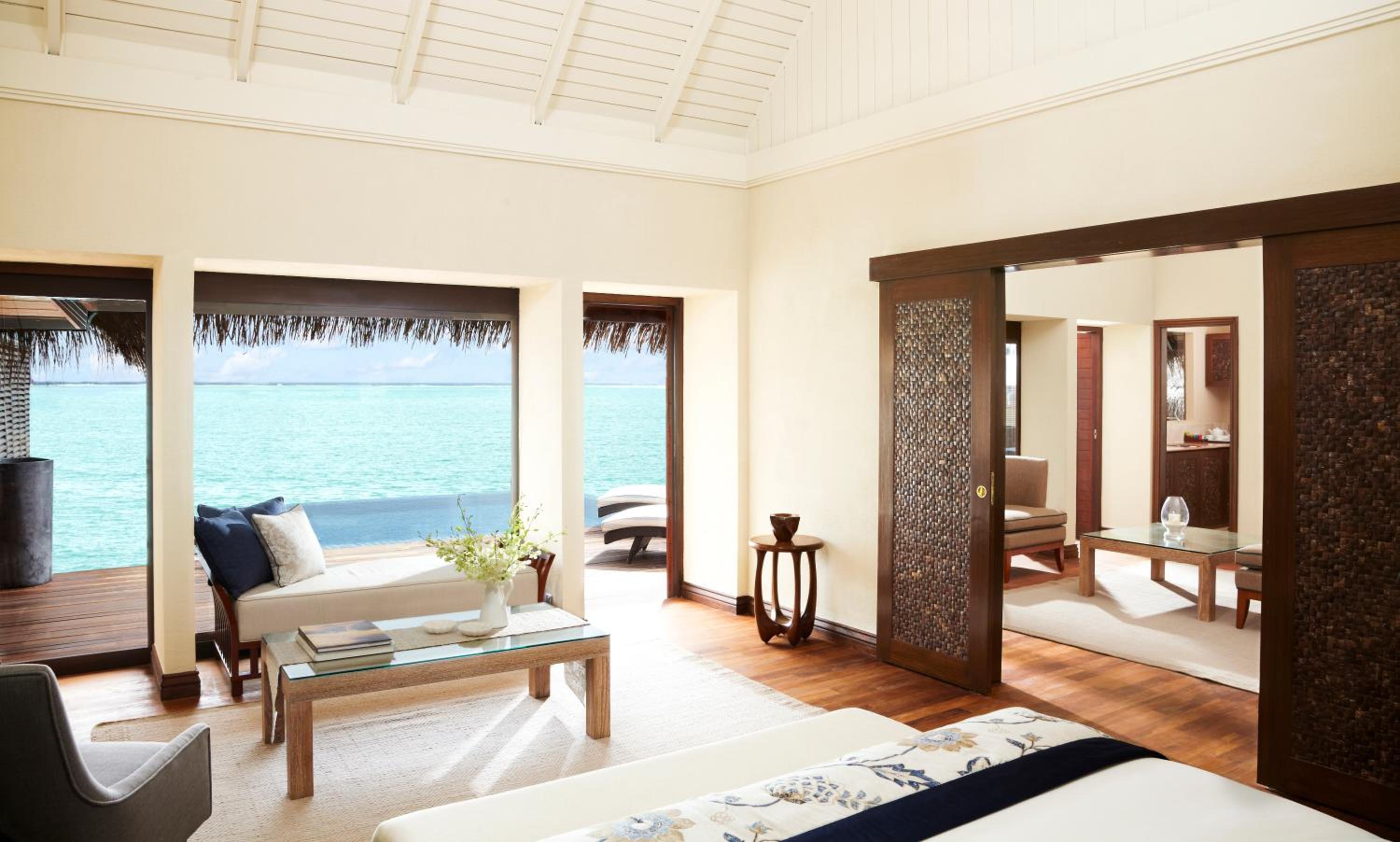 One Bedroom Sunrise Overwater Suite with Pool photo 2