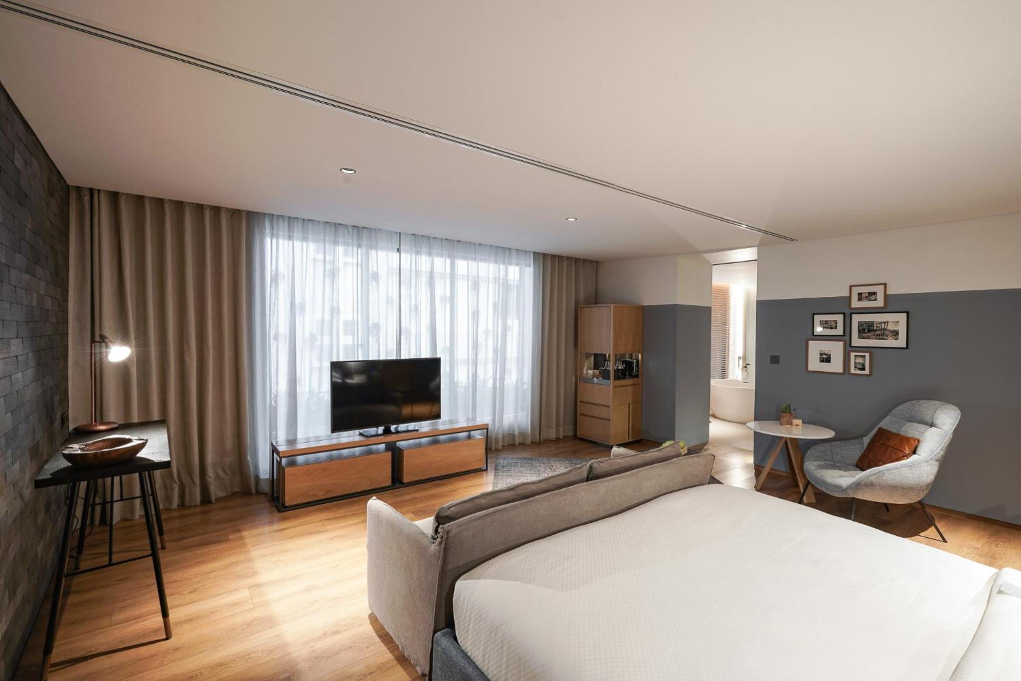 Superior Suite with Bathtub photo 2