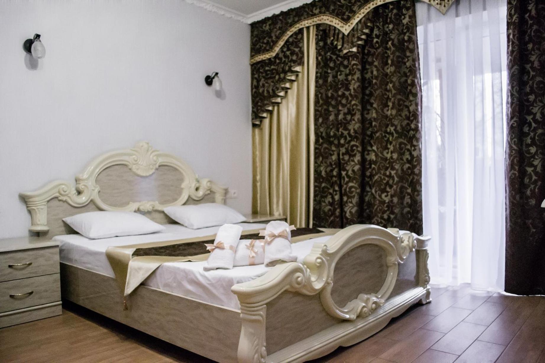 Deluxe King Suite photo 1