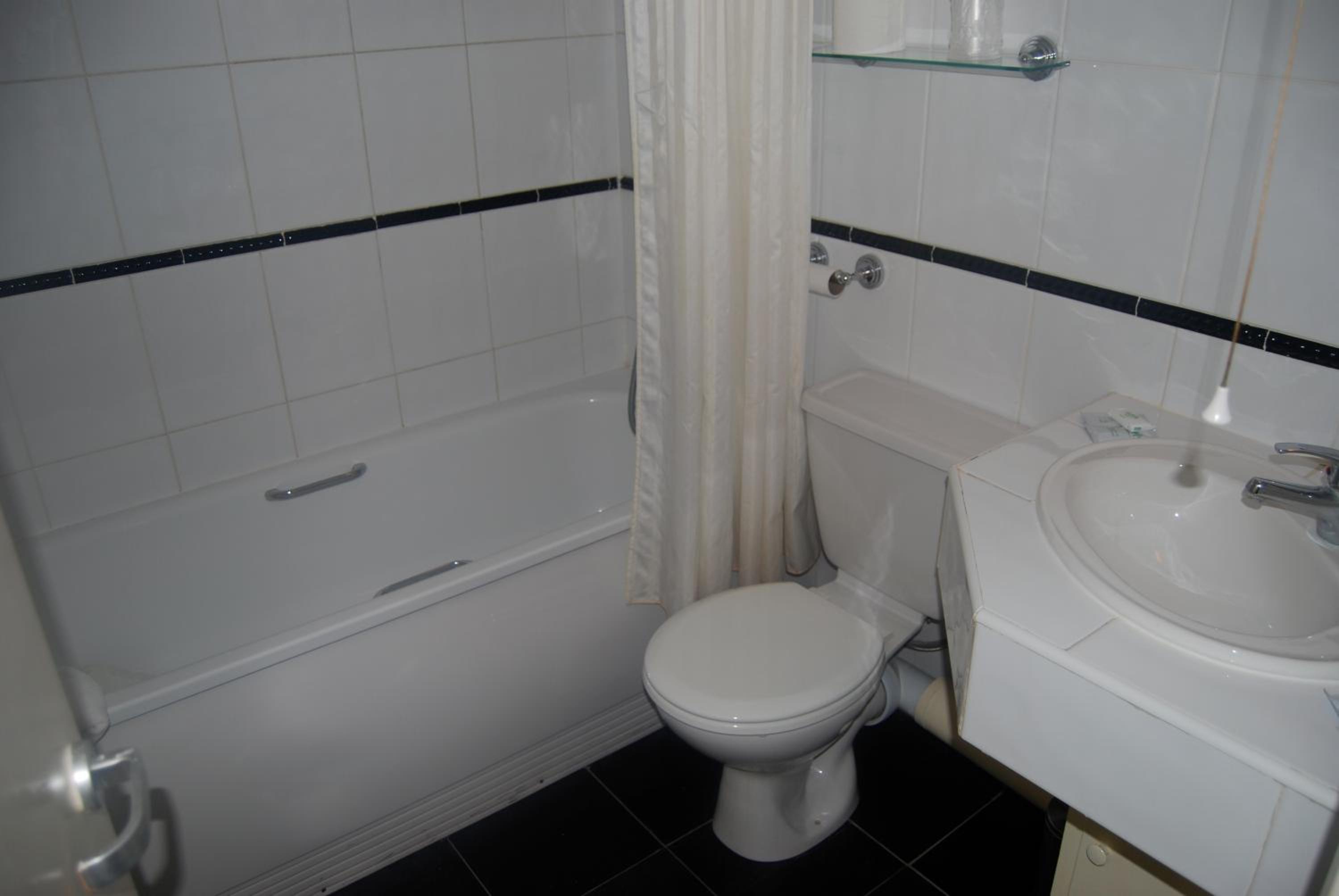 Double Room Ensuite - Photo 8