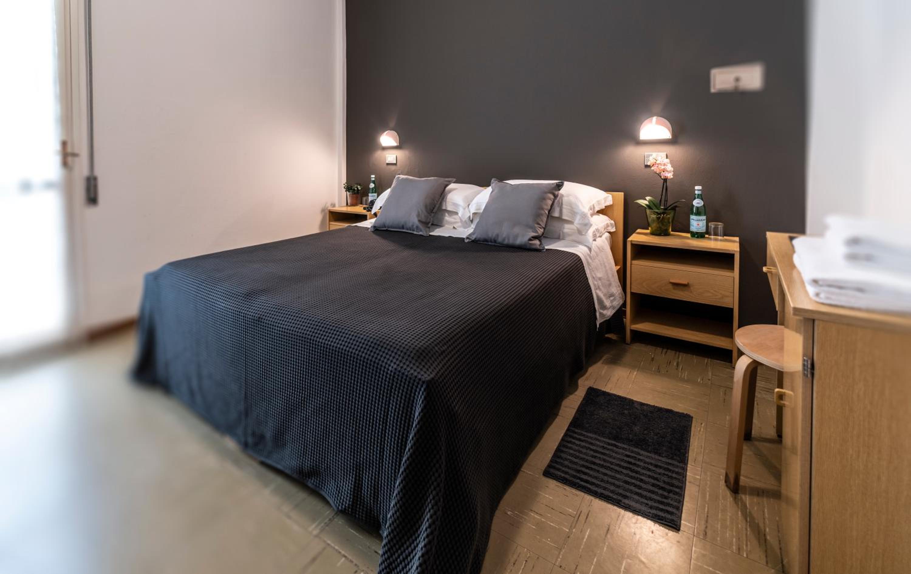 Double Room with Balcony - Photo 5