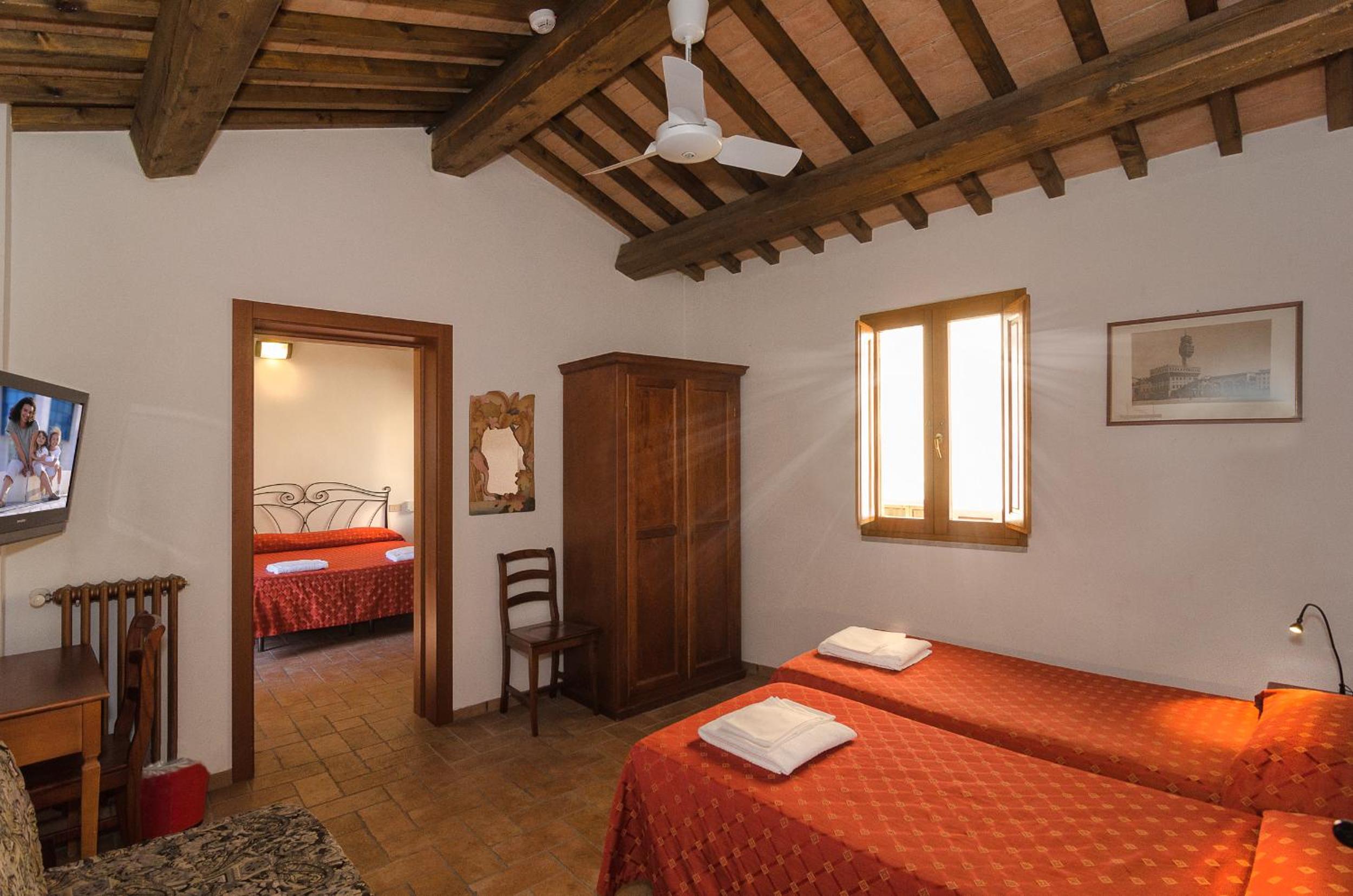 Quadruple Room - Photo 11