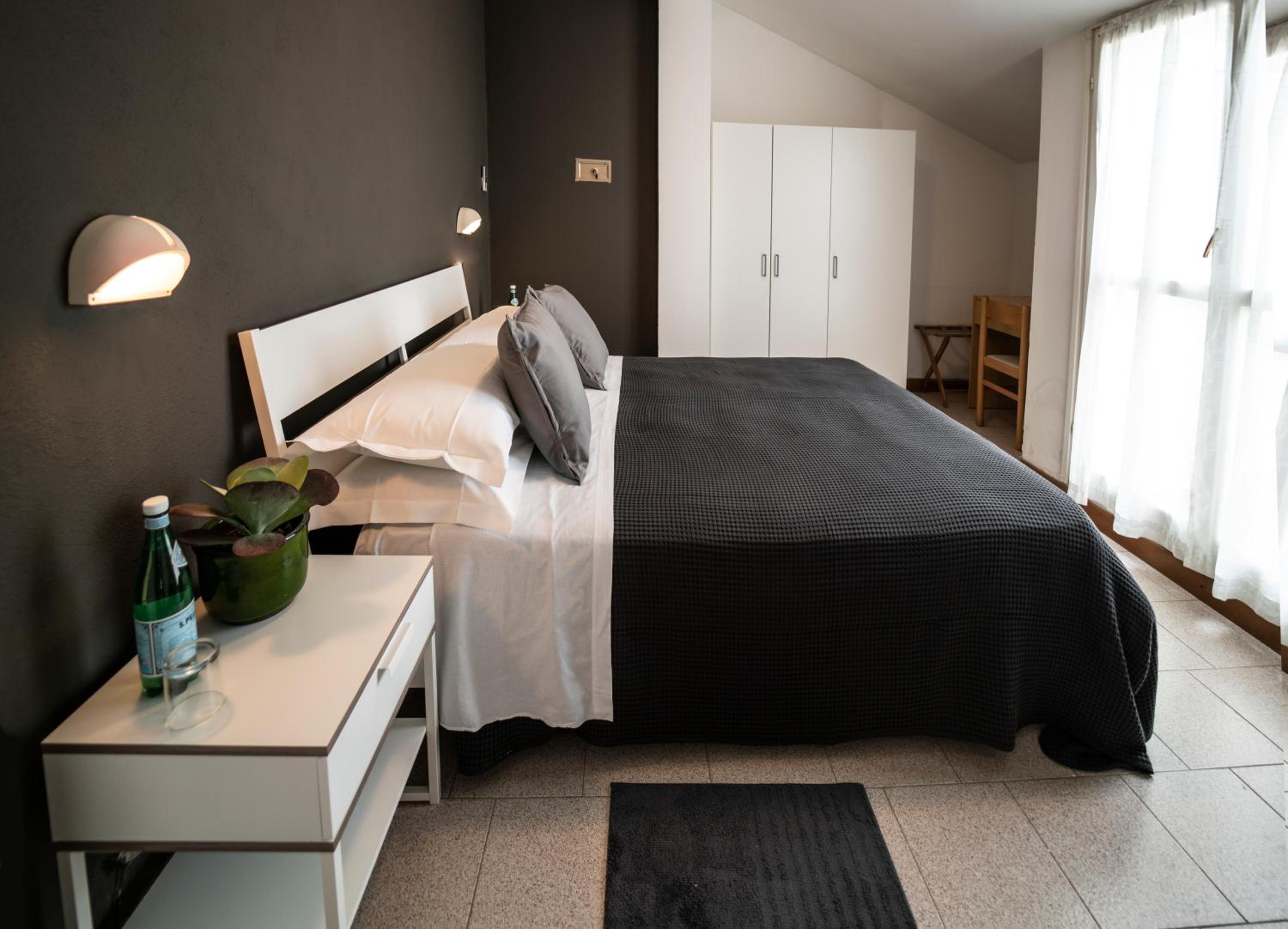 Double Room with Balcony - Photo 6