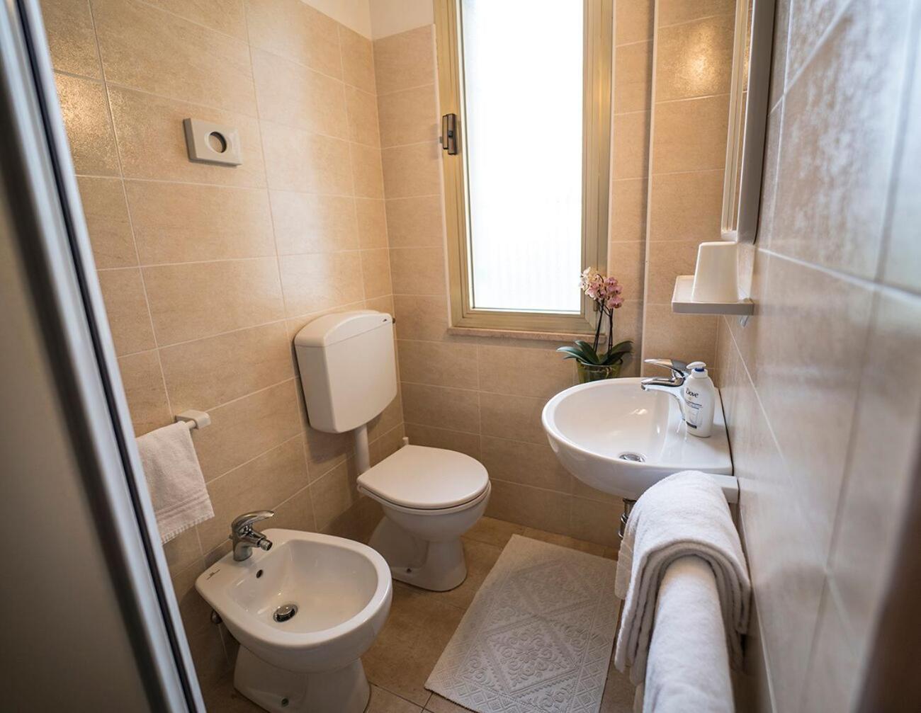 Double Room with Balcony - Photo 18