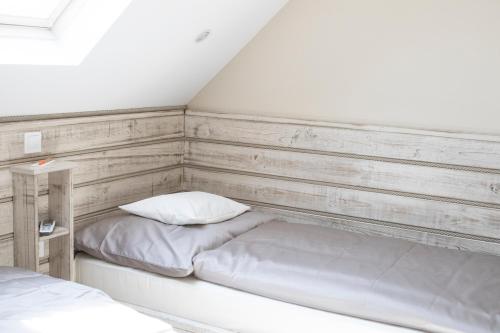 Standard Twin Room - Photo 9