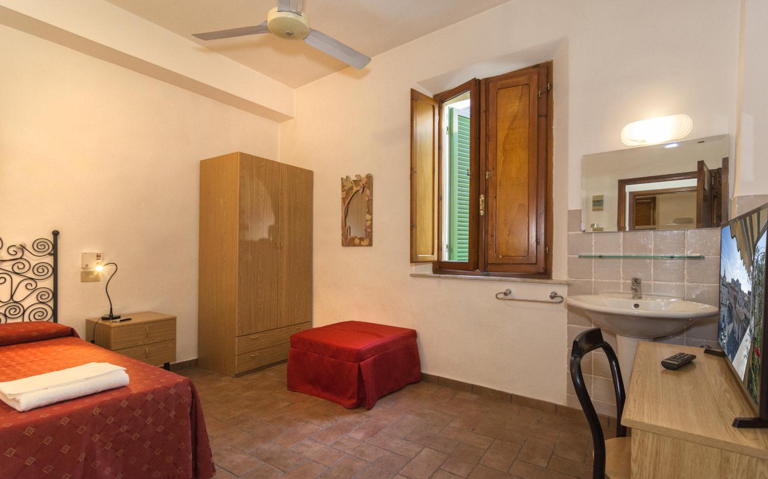 Single Room with Shared Bathroom photo 1