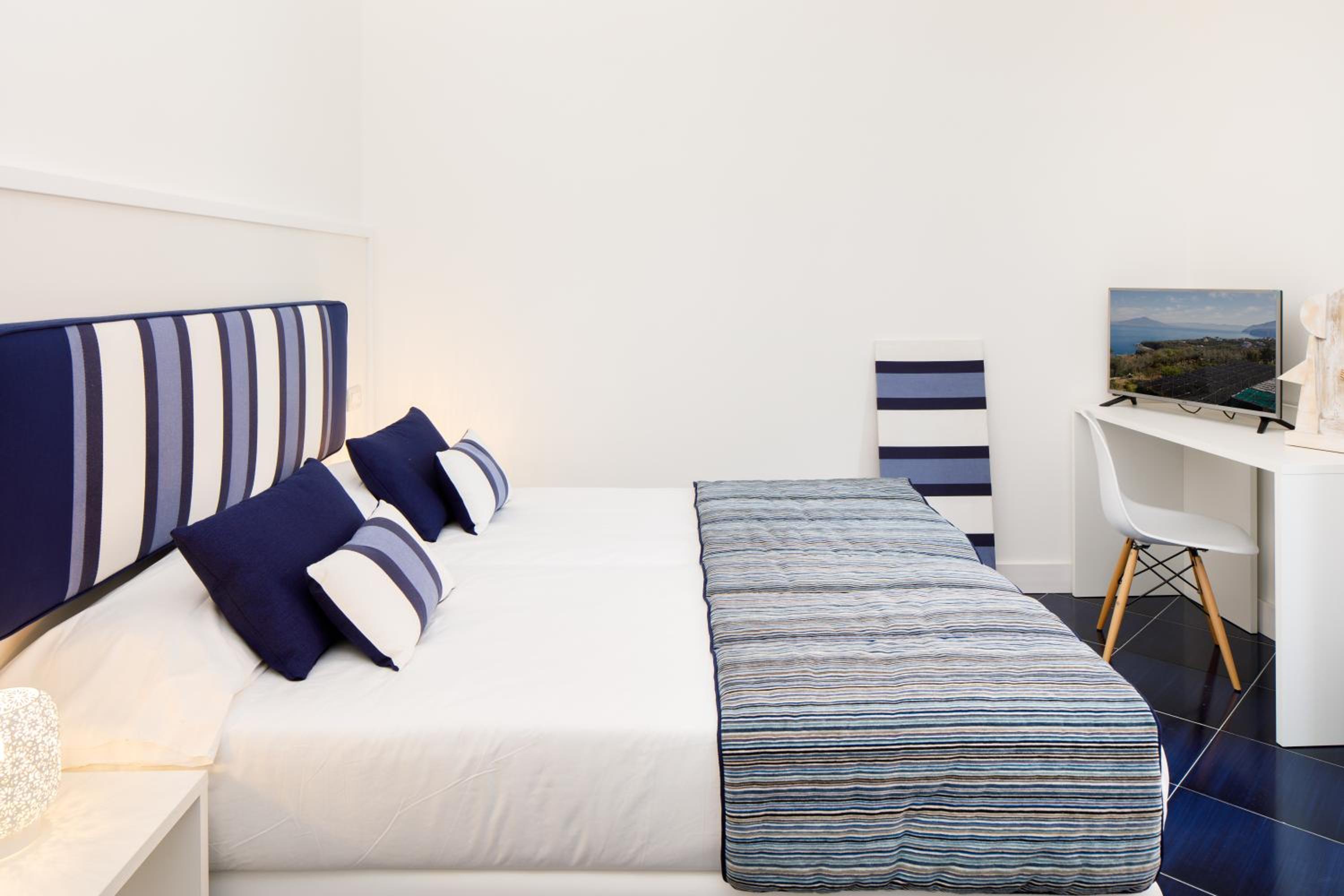 Deluxe Double or Twin Room - Photo 11