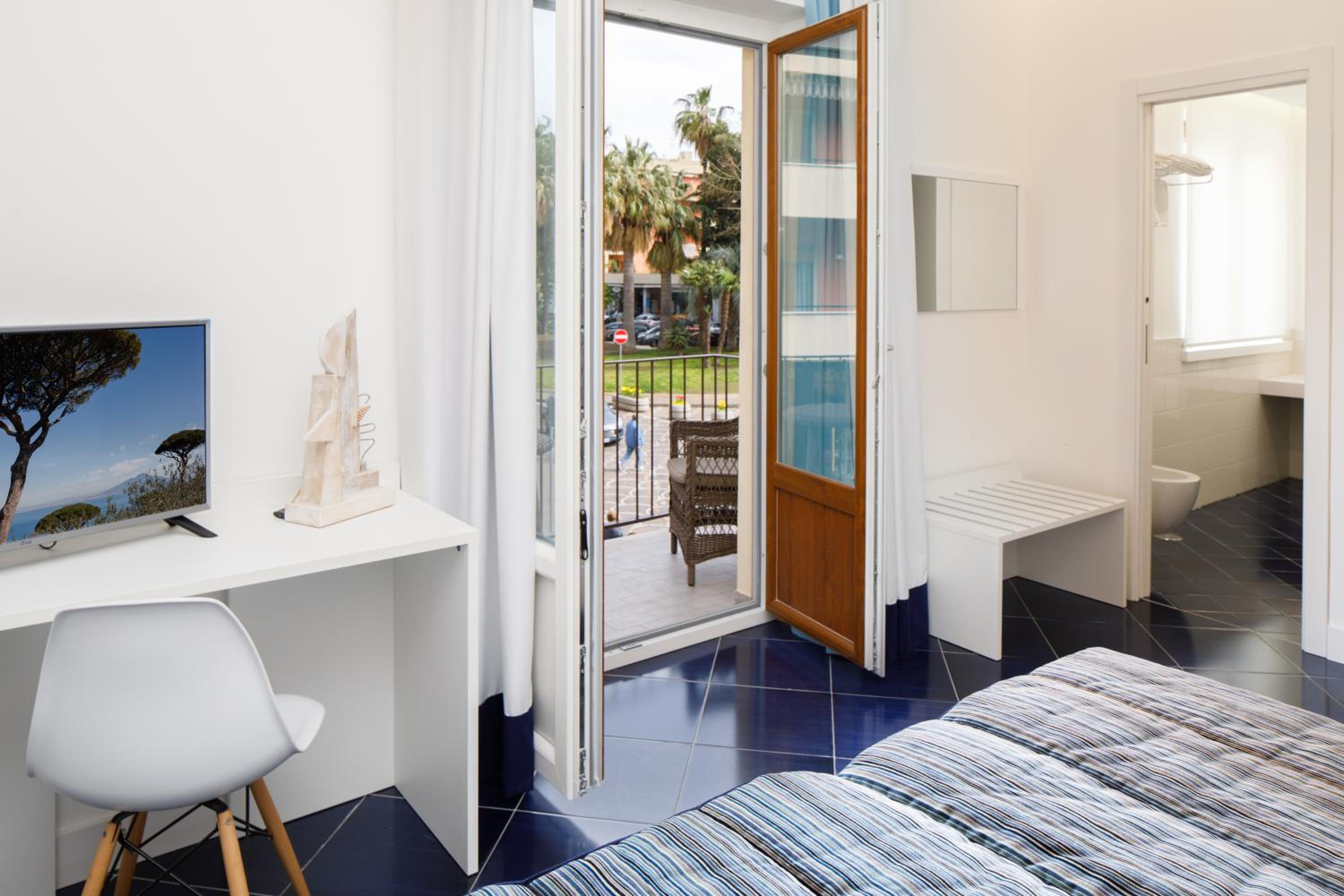 Deluxe Double or Twin Room - Photo 10