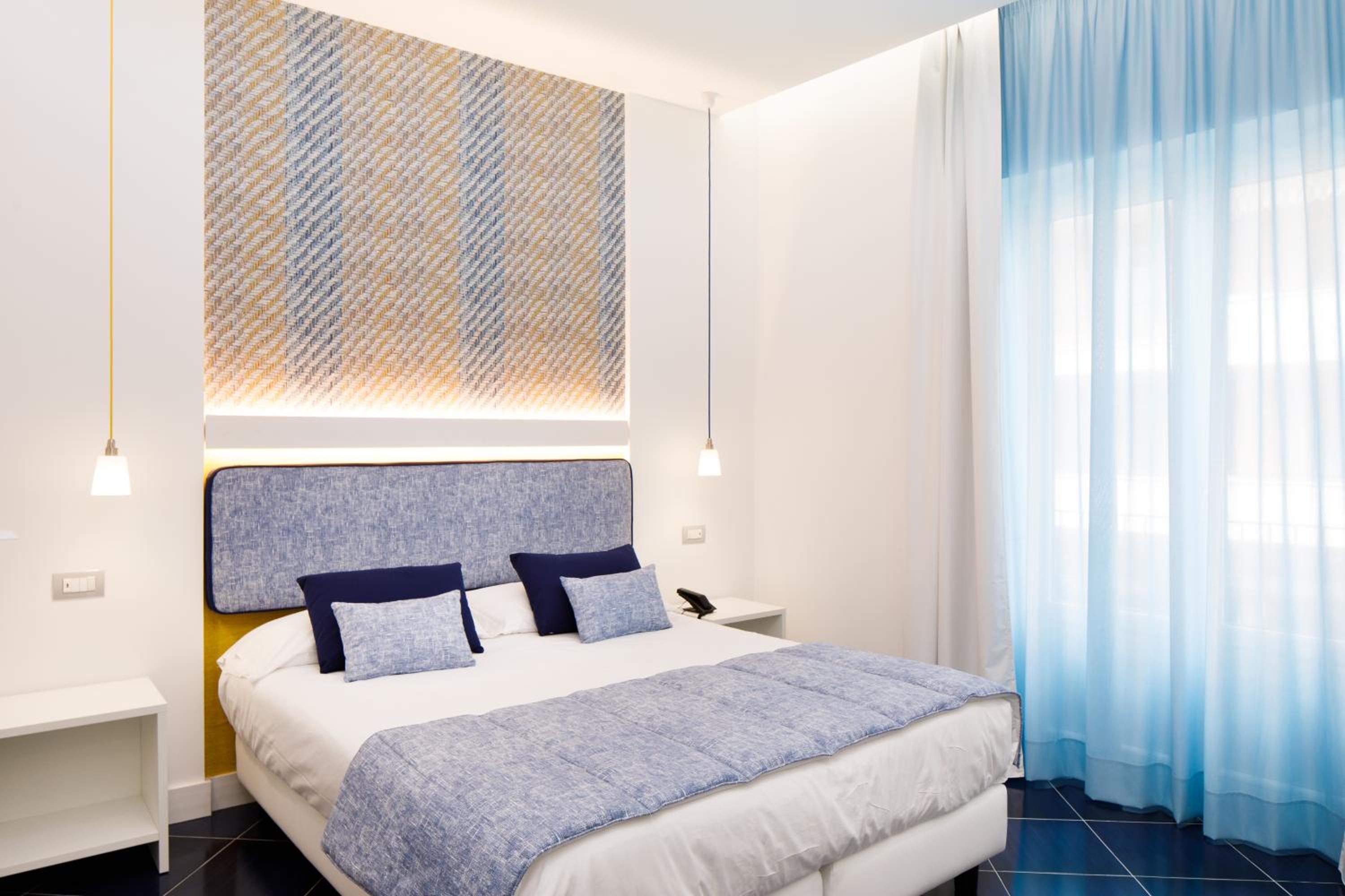 Standard Double or Twin Room - Photo 8