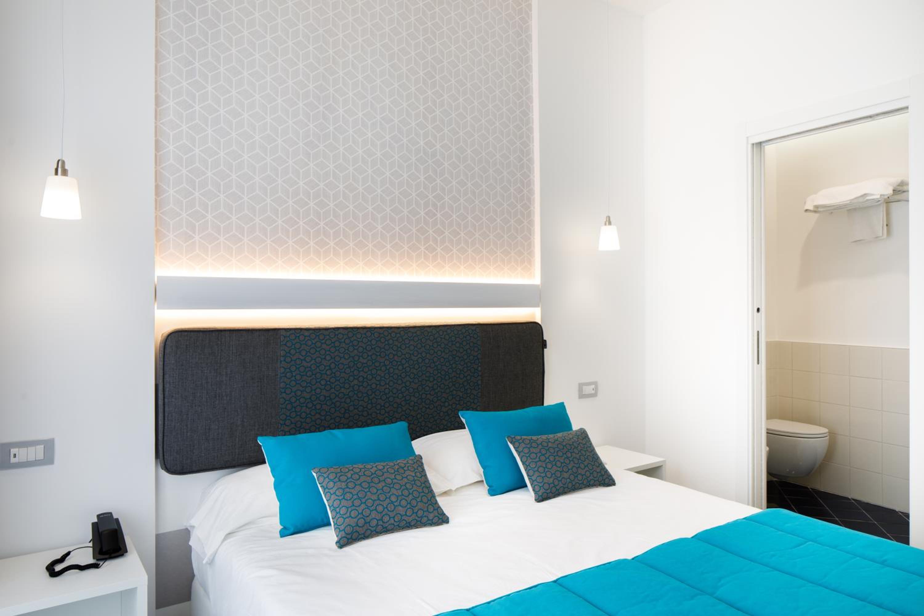 Standard Double or Twin Room - Photo 6