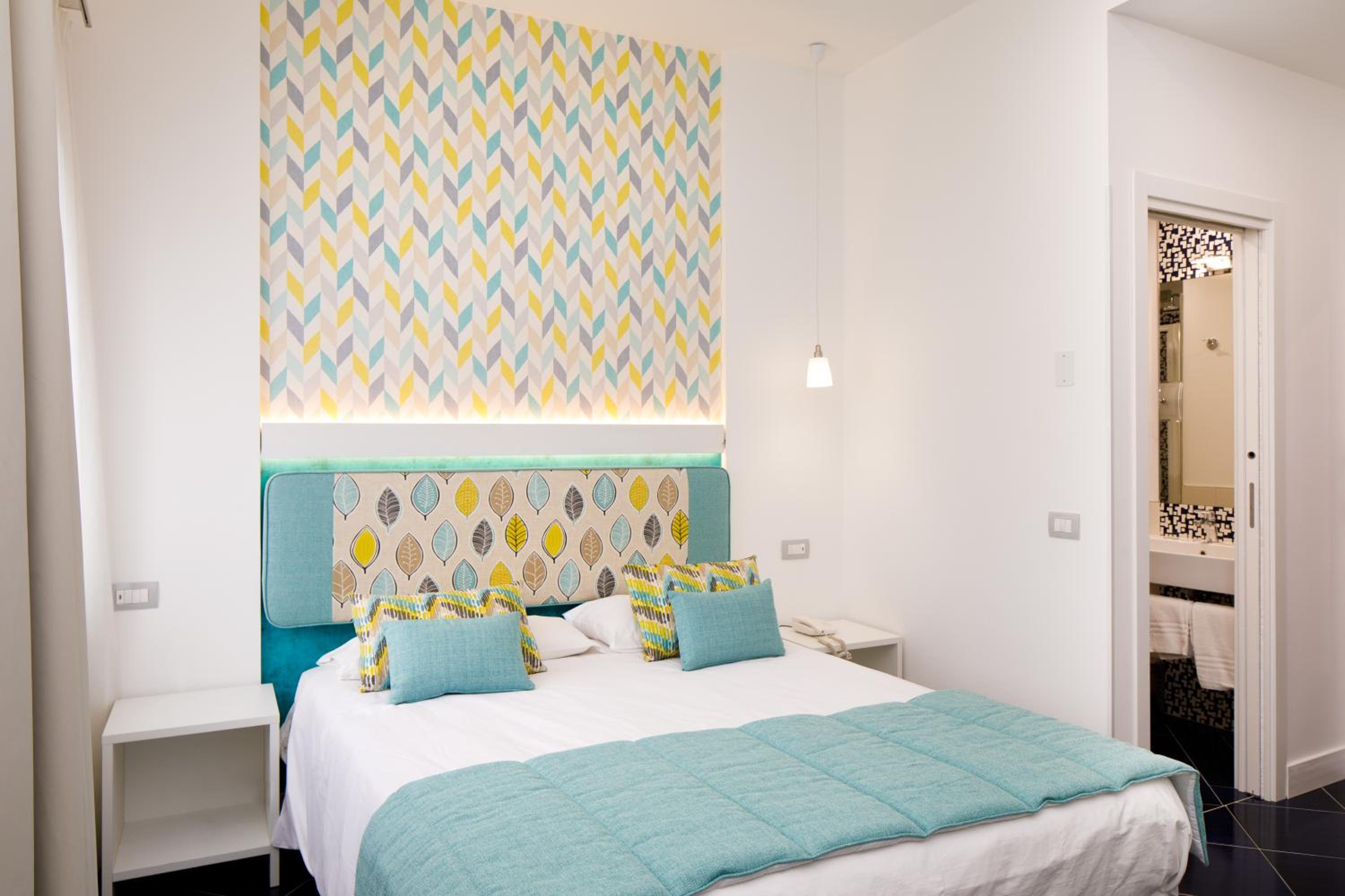 Standard Double or Twin Room - Photo 9