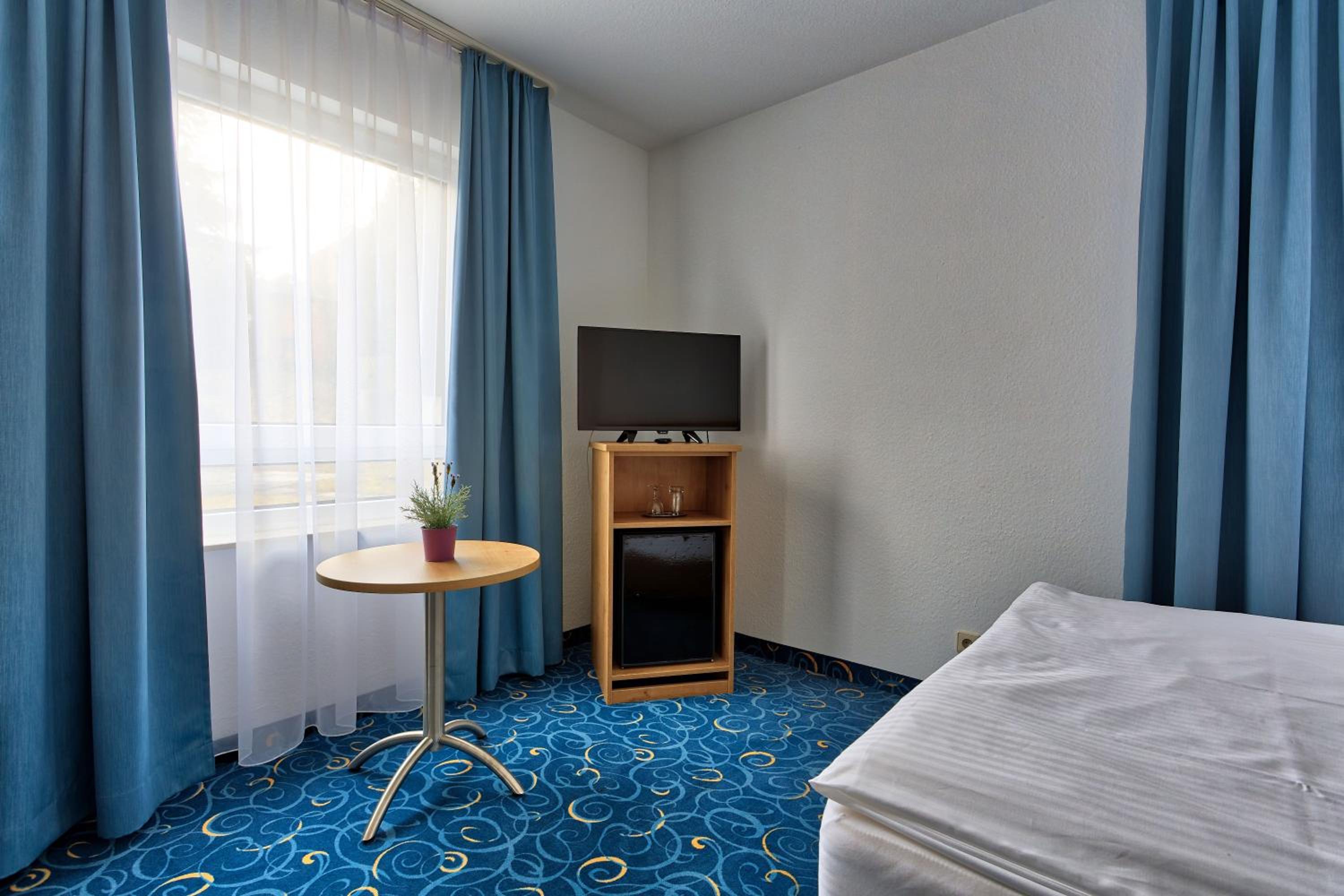 Single Room with Bathroom photo 2