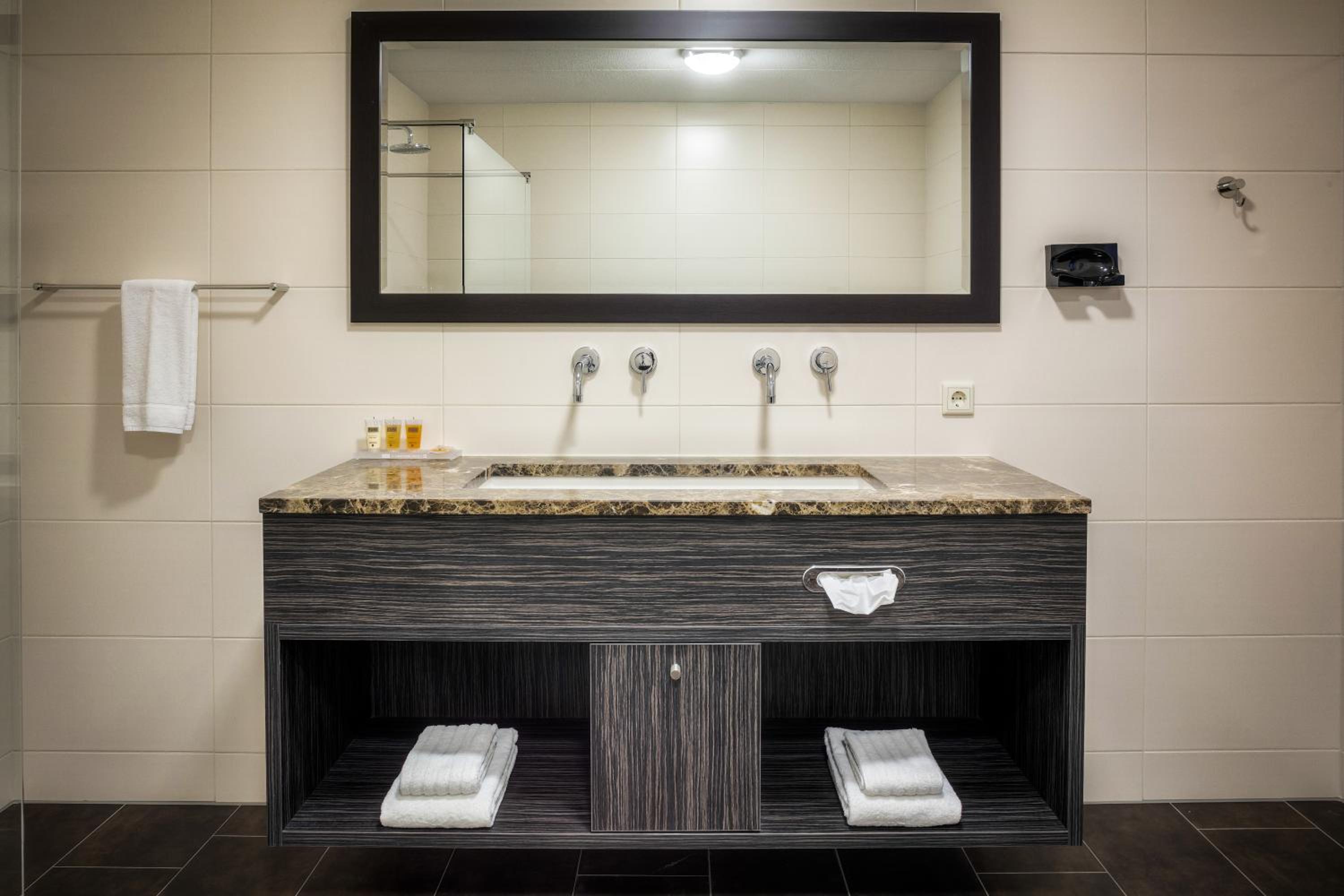Executive Suite - Photo 3