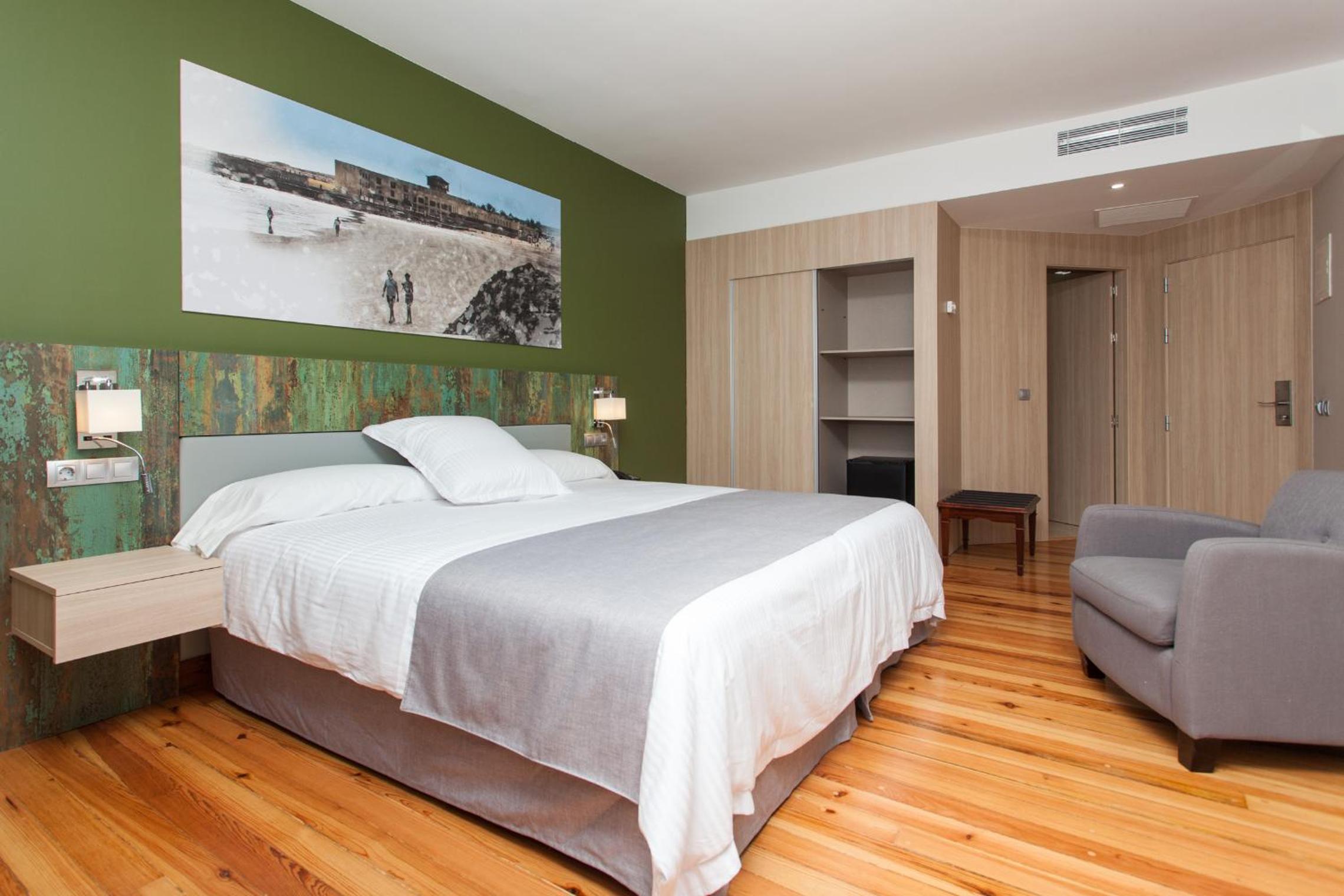 Double Room with Balcony thumbnail 5