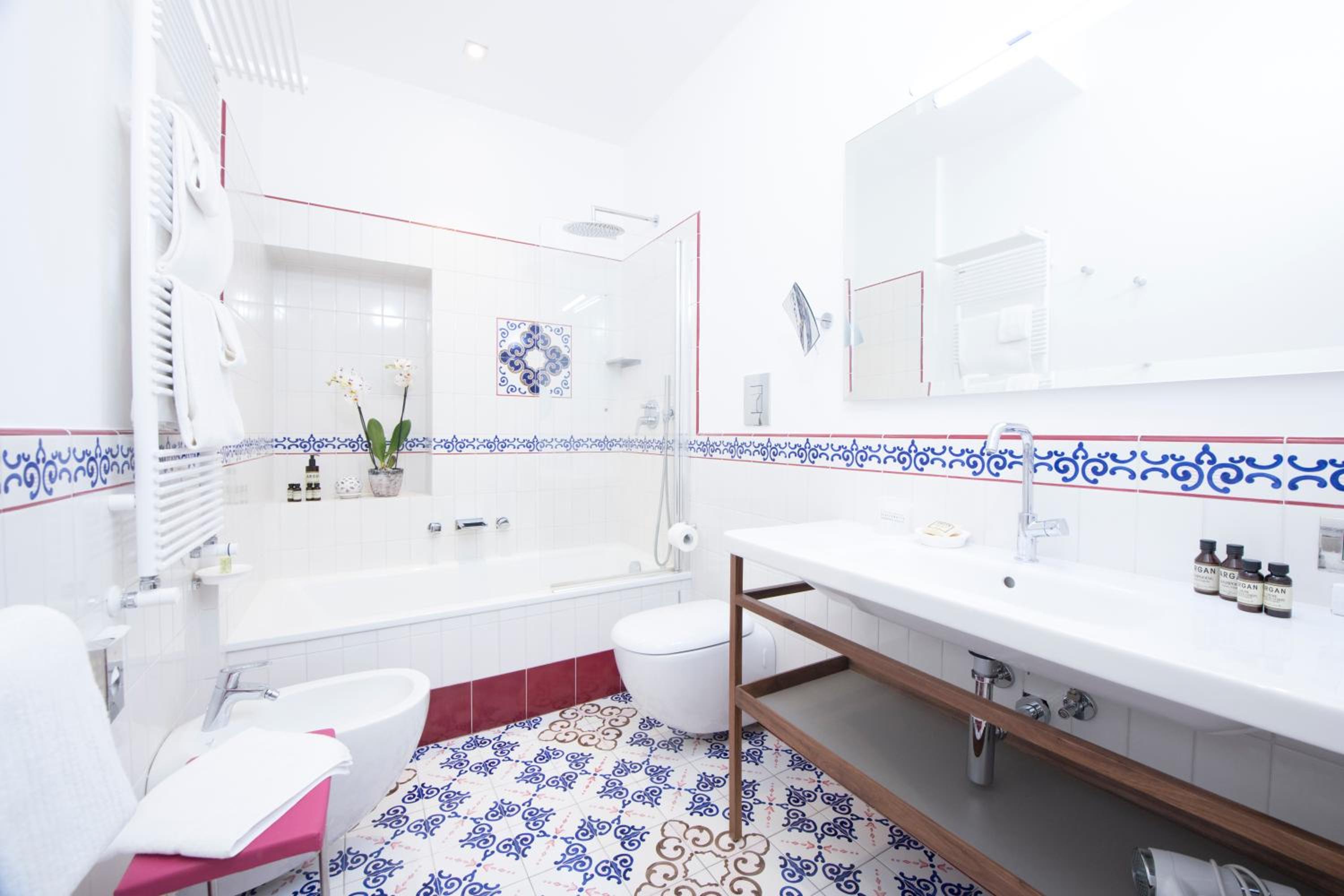 Junior Suite with Balcony and Sea View photo 2