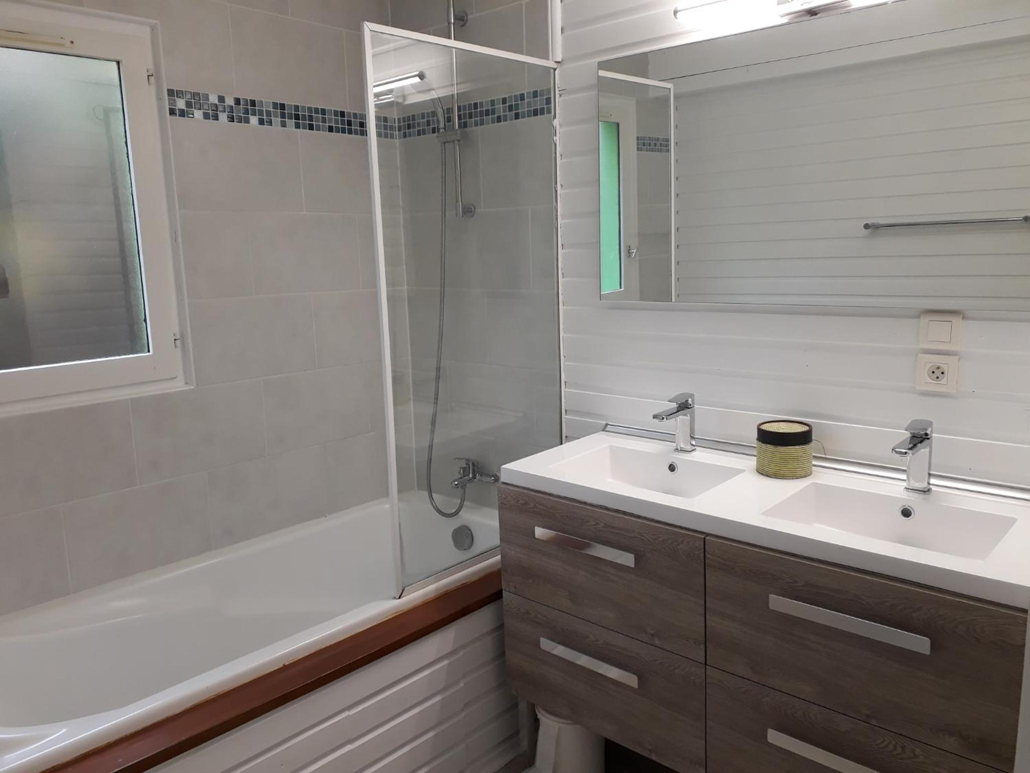 Large Two Bedroom Cottage - Photo 2