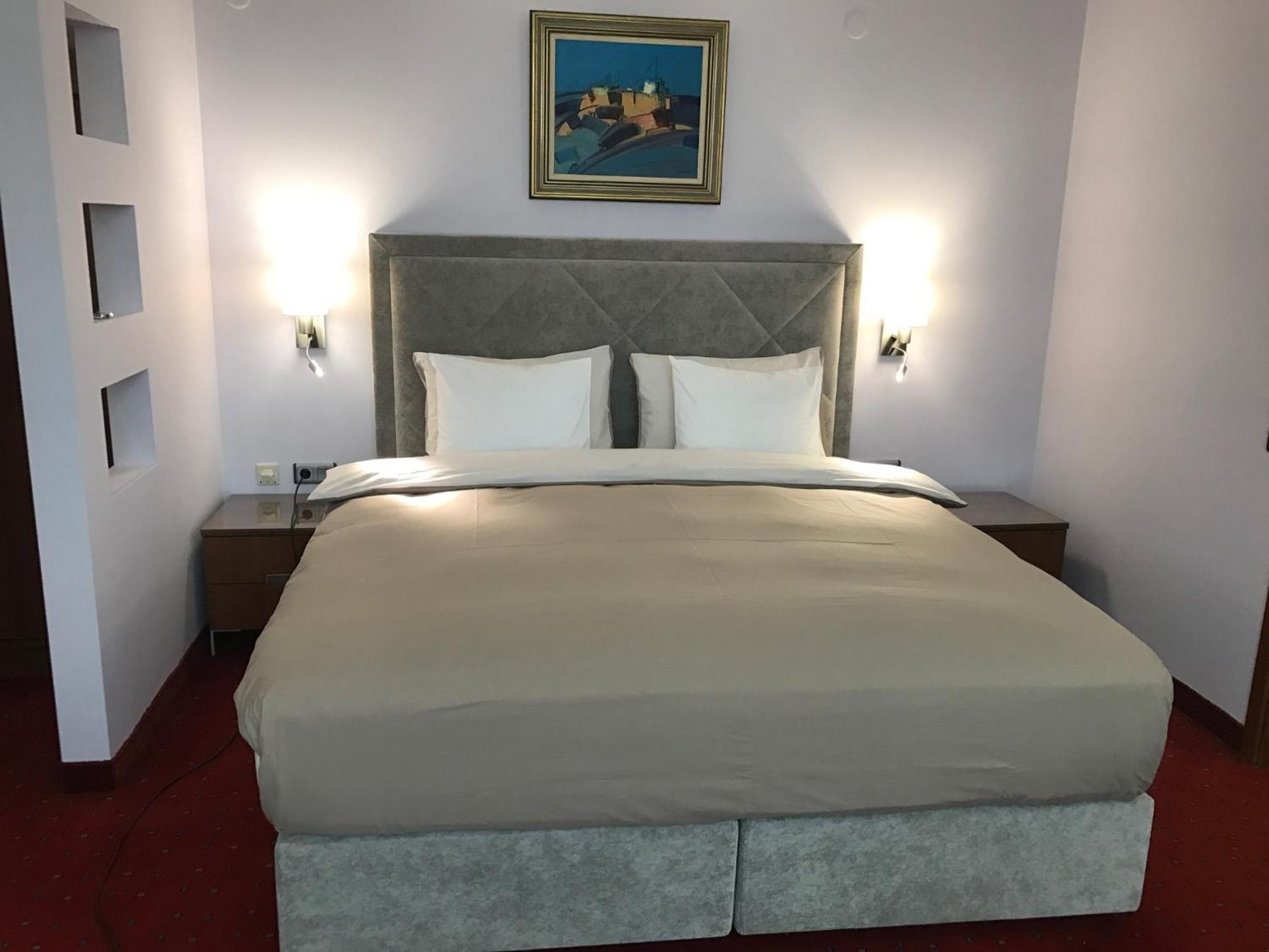 Luxury Double Room with City View & Balcony - Free VIP package - Photo 10