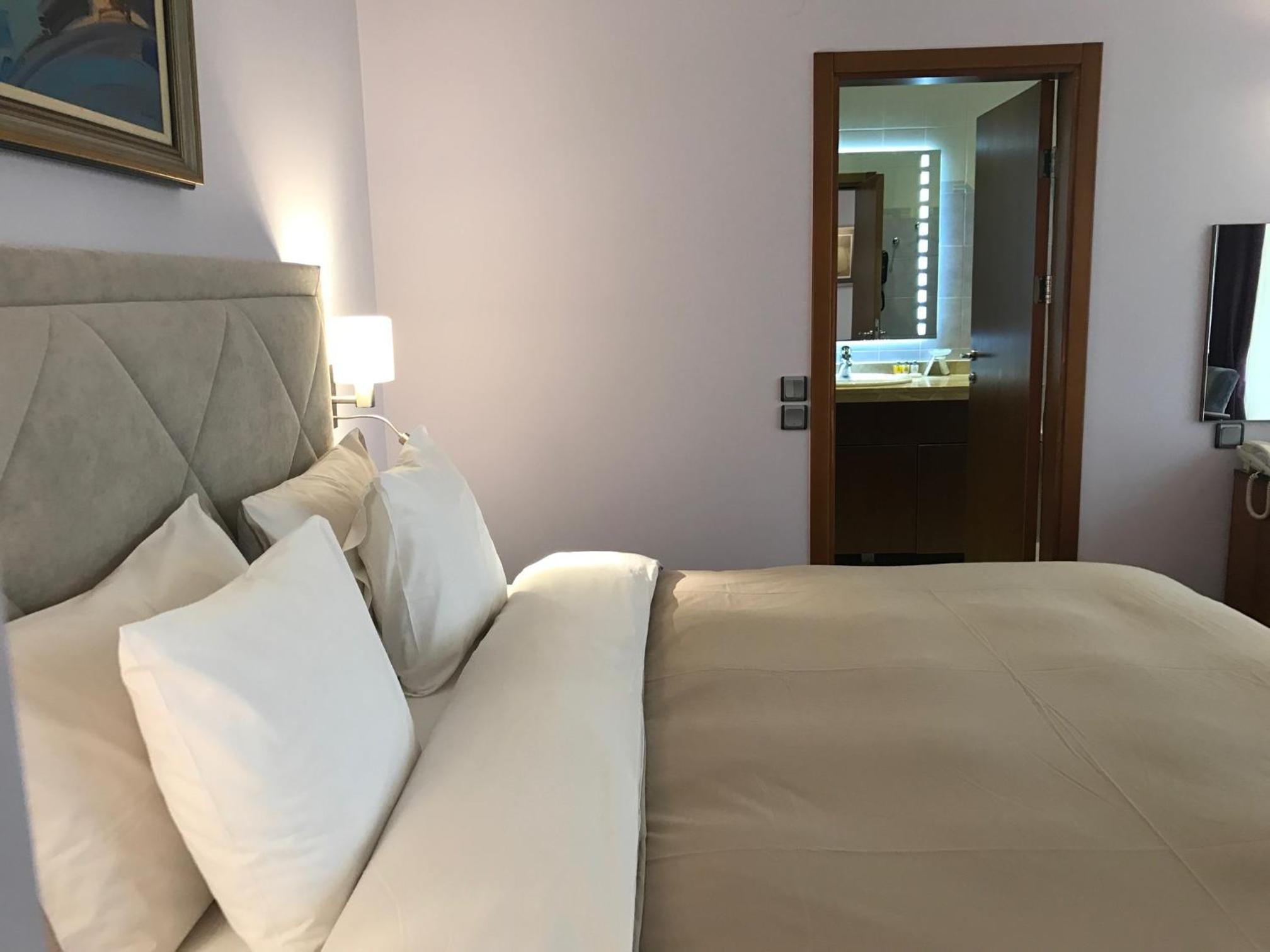 Luxury Double Room with City View & Balcony - Free VIP package - Photo 8