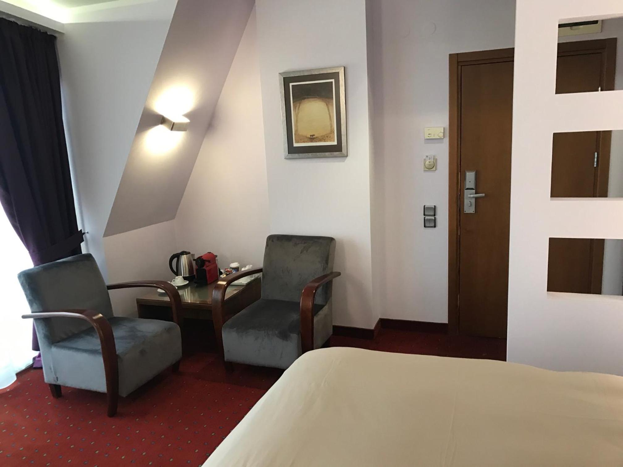 Luxury Double Room with City View & Balcony - Free VIP package - Photo 2
