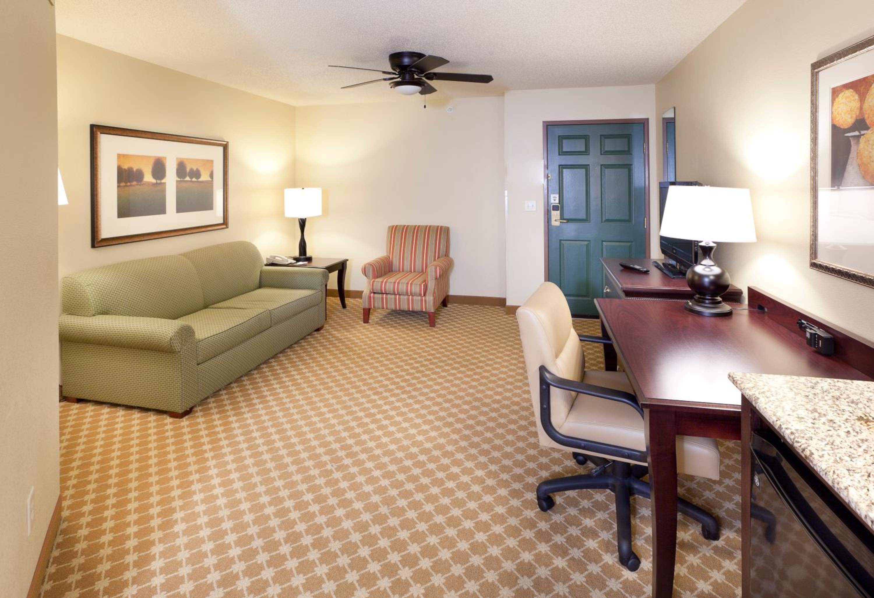 One-Bedroom King Suite With Sofa Bed photo 2