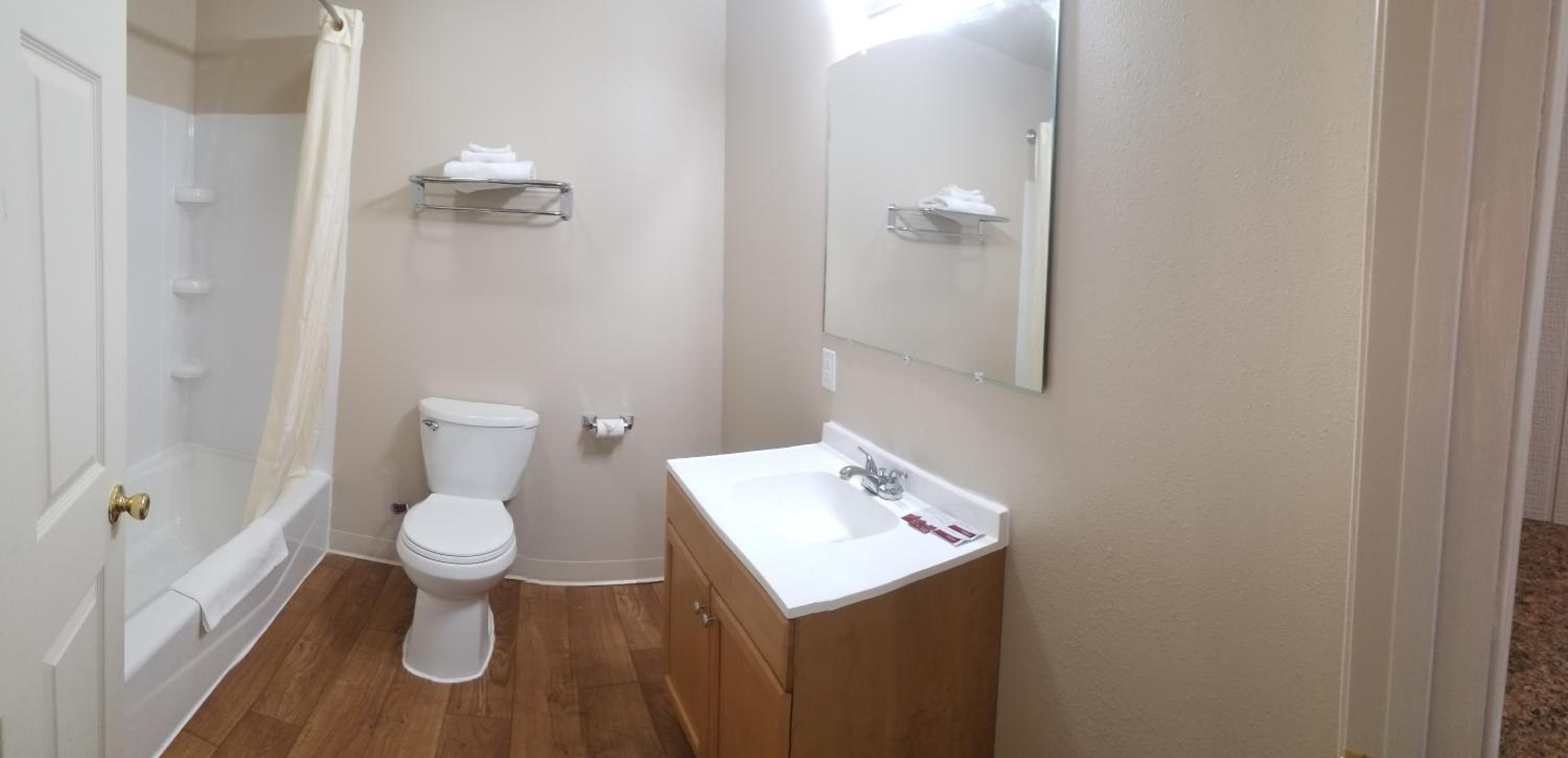 Deluxe Family Suite - Photo 2